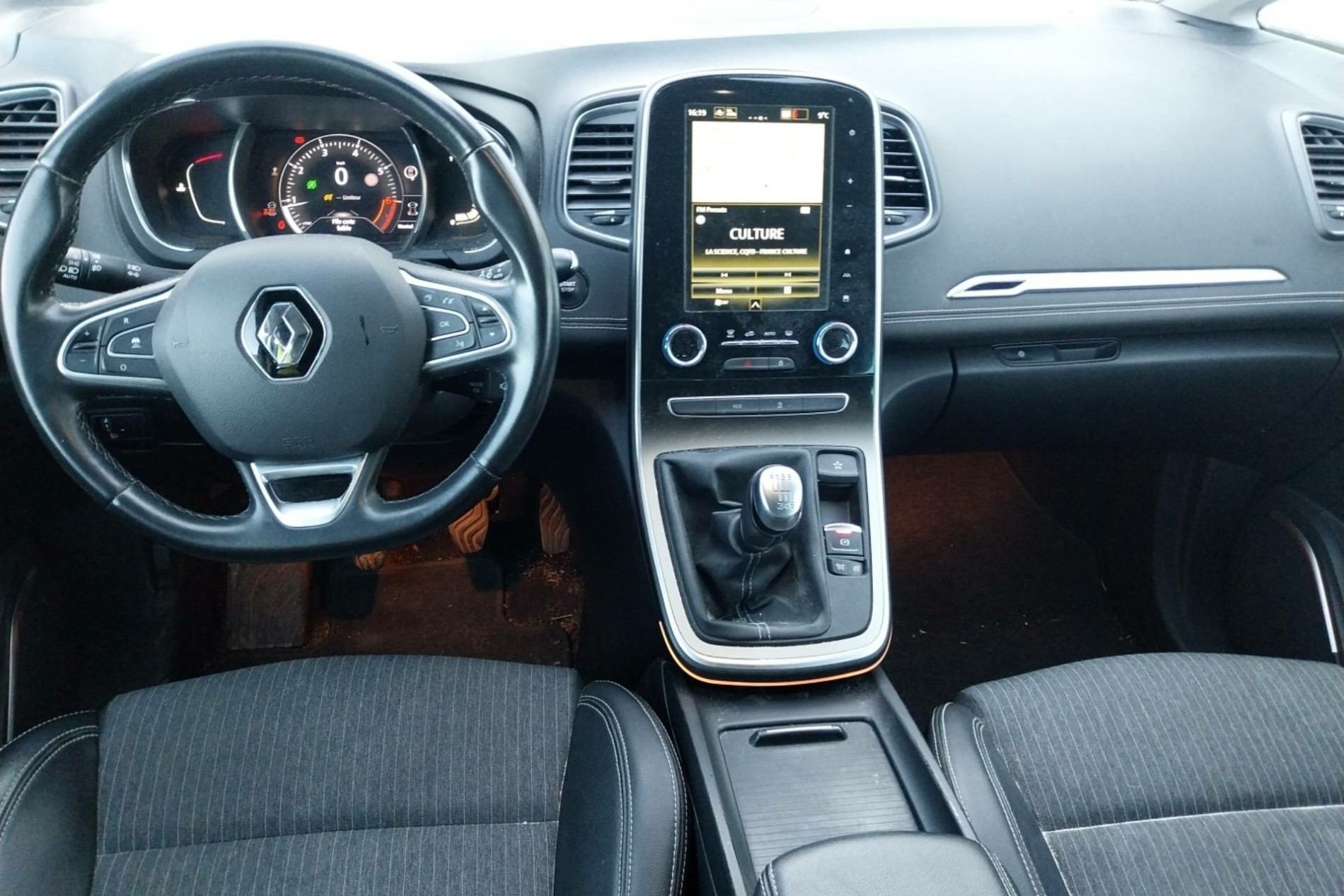 Vente en ligne Renault Grand Scenic 4 Grand Scenic TCe 140 FAP - 21 au prix de 18 990 €