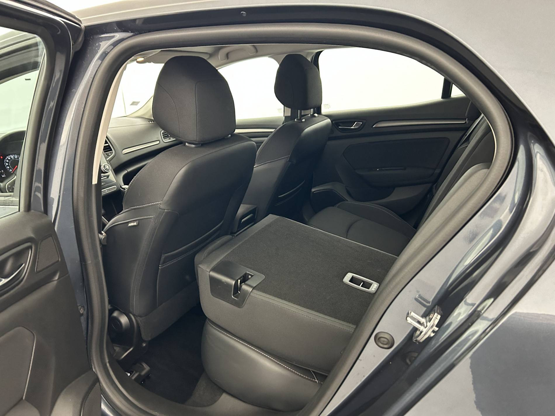 Vente en ligne Renault Megane 4 Mégane IV Berline Blue dCi 115 - 21N au prix de 17 990 €