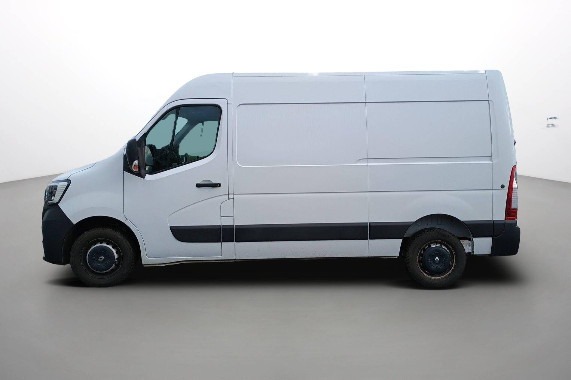 Vente en ligne Renault Master Fourgon MASTER FGN TRAC F3500 L2H2 DCI 135 au prix de 22 990 €