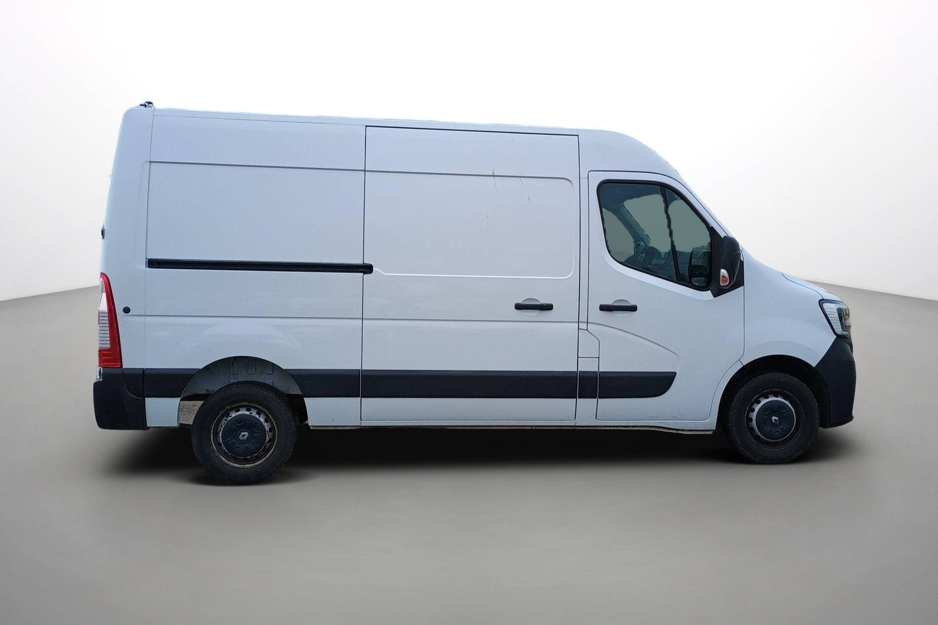 Vente en ligne Renault Master Fourgon MASTER FGN TRAC F3500 L2H2 DCI 135 au prix de 22 990 €