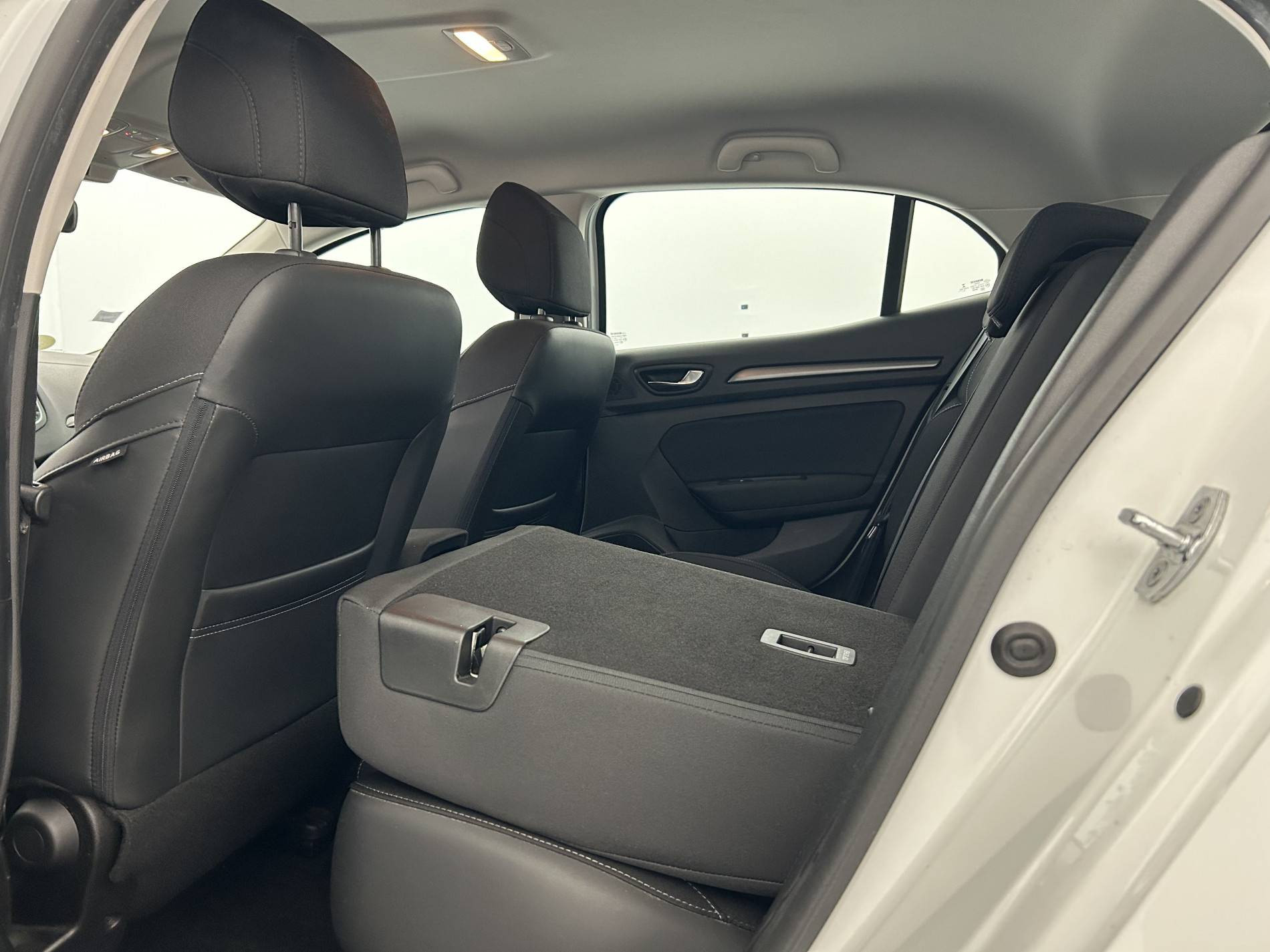 Vente en ligne Renault Megane 4 Mégane IV Berline Blue dCi 115 - 20 au prix de 15 990 €