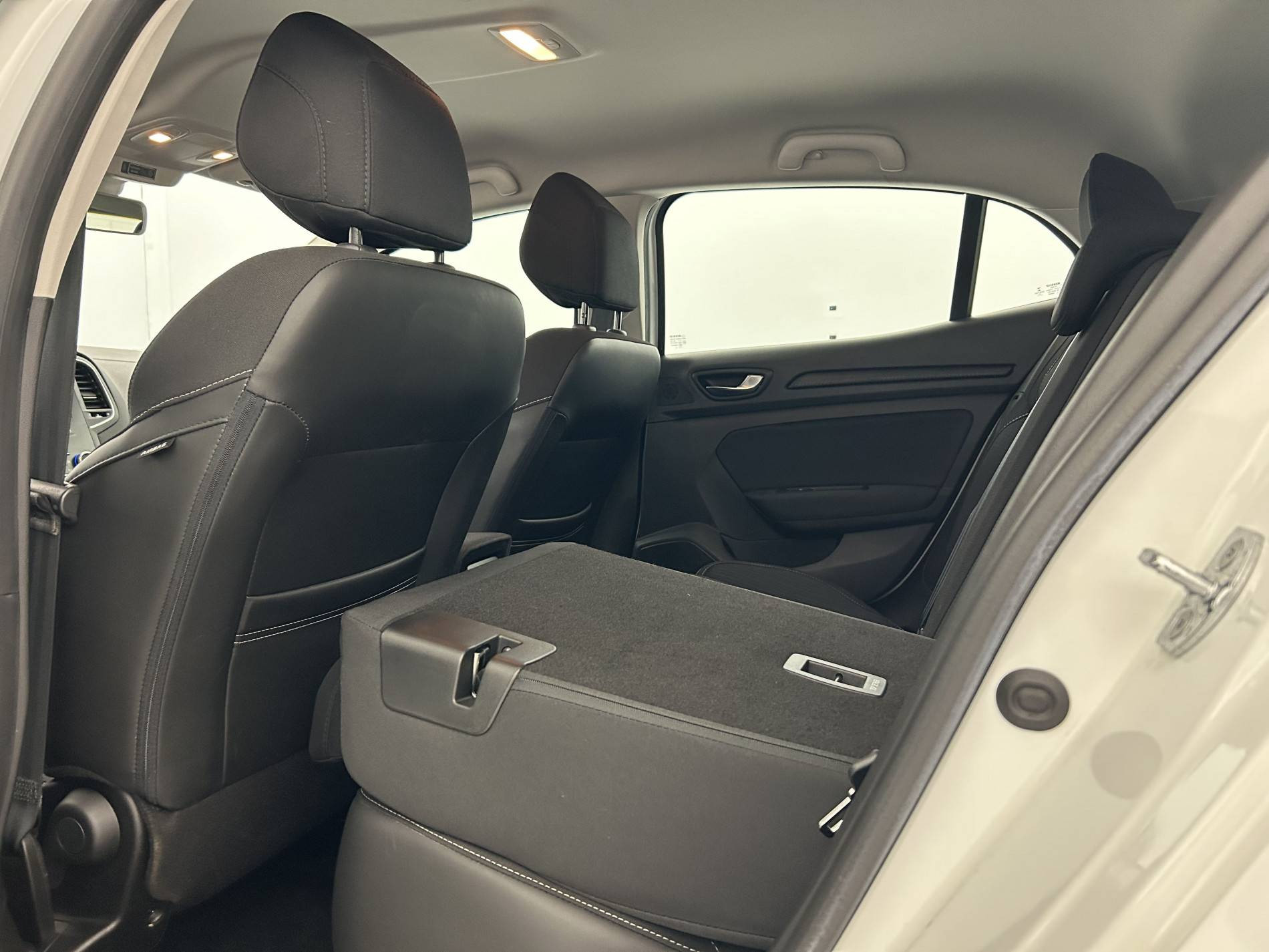 Vente en ligne Renault Megane 4 Mégane IV Berline Blue dCi 115 au prix de 14 990 €