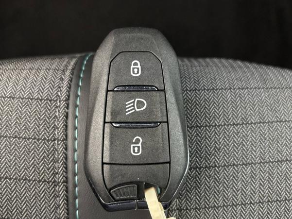 Vente en ligne Peugeot 2008  PureTech 130 S&S EAT8 au prix de 17 980 €