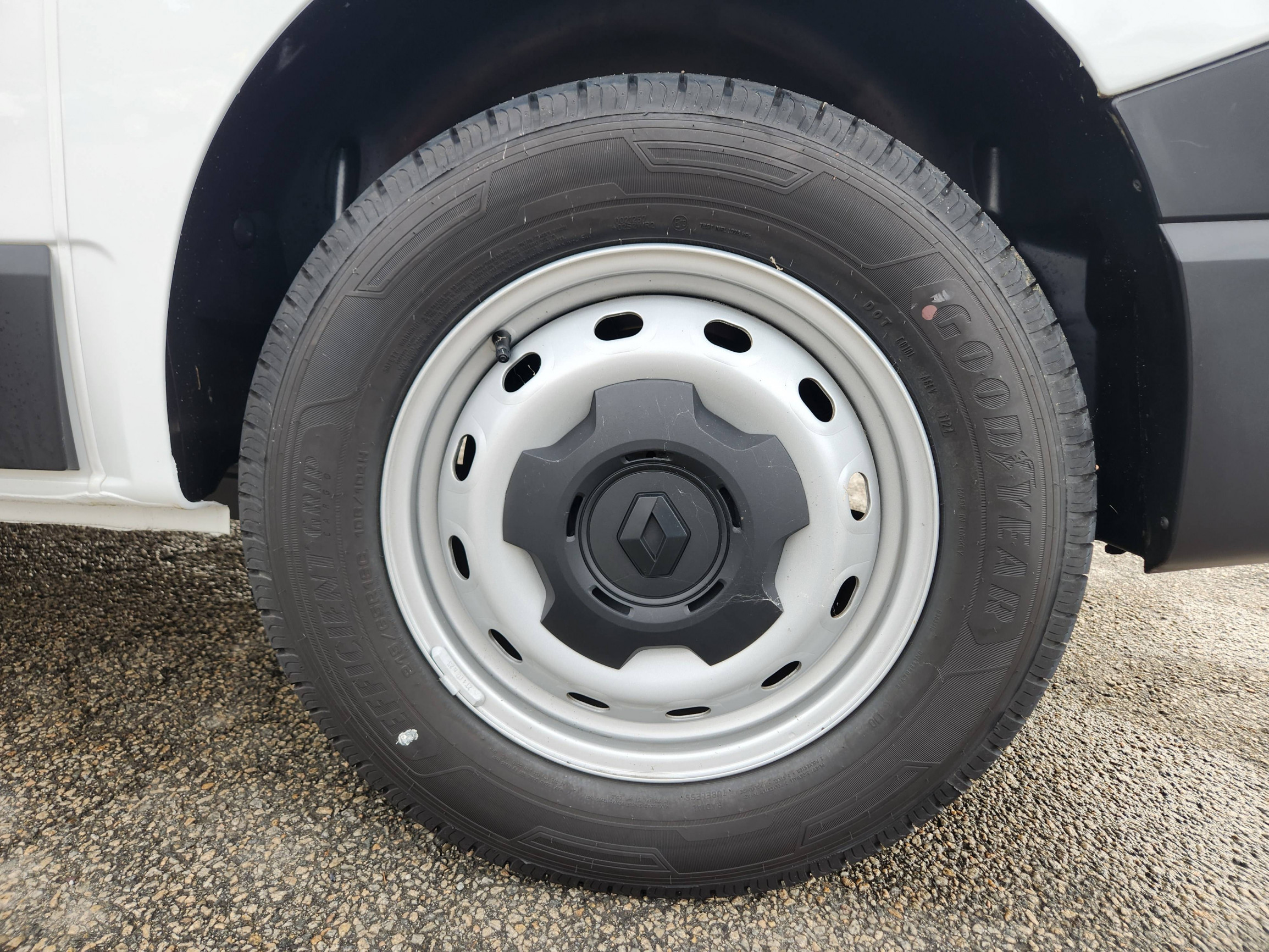 Vente en ligne Renault Trafic 3 Fourgon TRAFIC FGN L1H1 2800 KG BLUE DCI 150 EDC au prix de 34 490 €