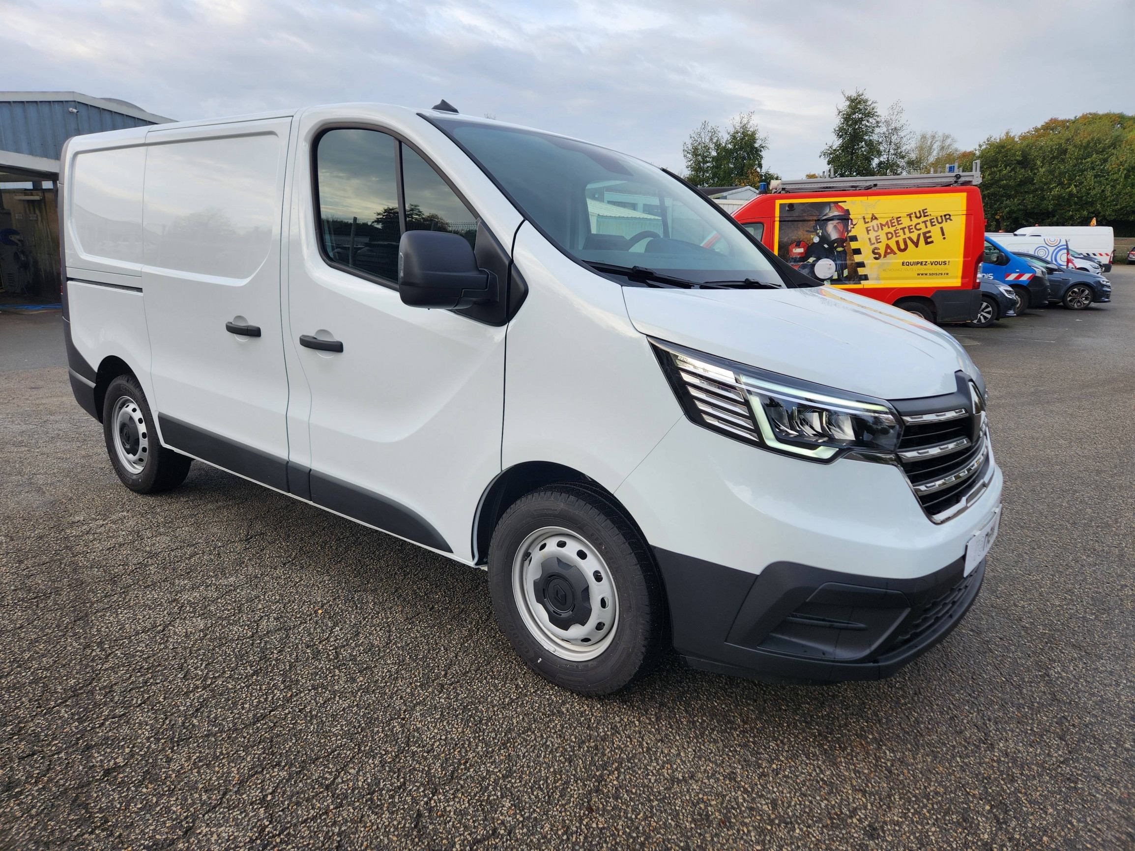 Vente en ligne Renault Trafic 3 Fourgon TRAFIC FGN L1H1 2800 KG BLUE DCI 150 EDC au prix de 34 490 €