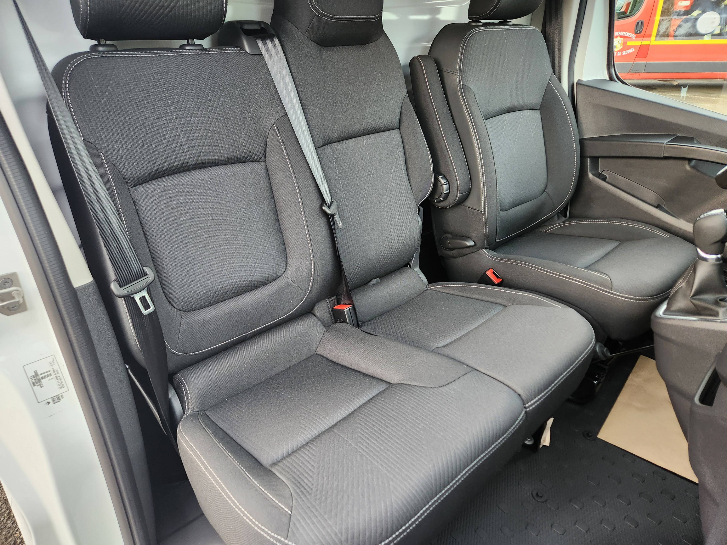 Vente en ligne Renault Trafic 3 Fourgon TRAFIC FGN L1H1 2800 KG BLUE DCI 150 EDC au prix de 34 490 €