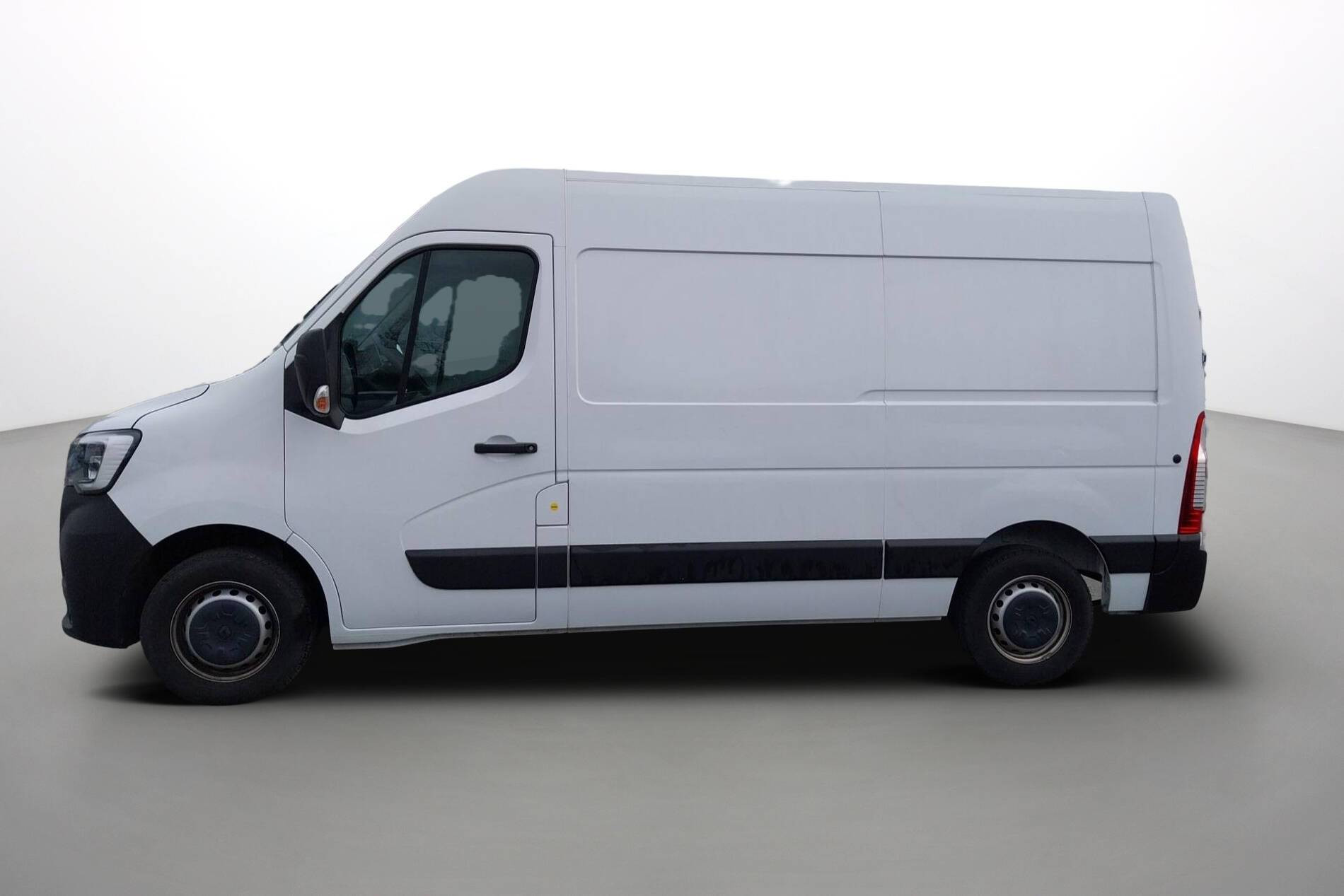 Vente en ligne Renault Master Fourgon MASTER FGN TRAC F3500 L2H2 BLUE DCI 135 au prix de 26 999 €