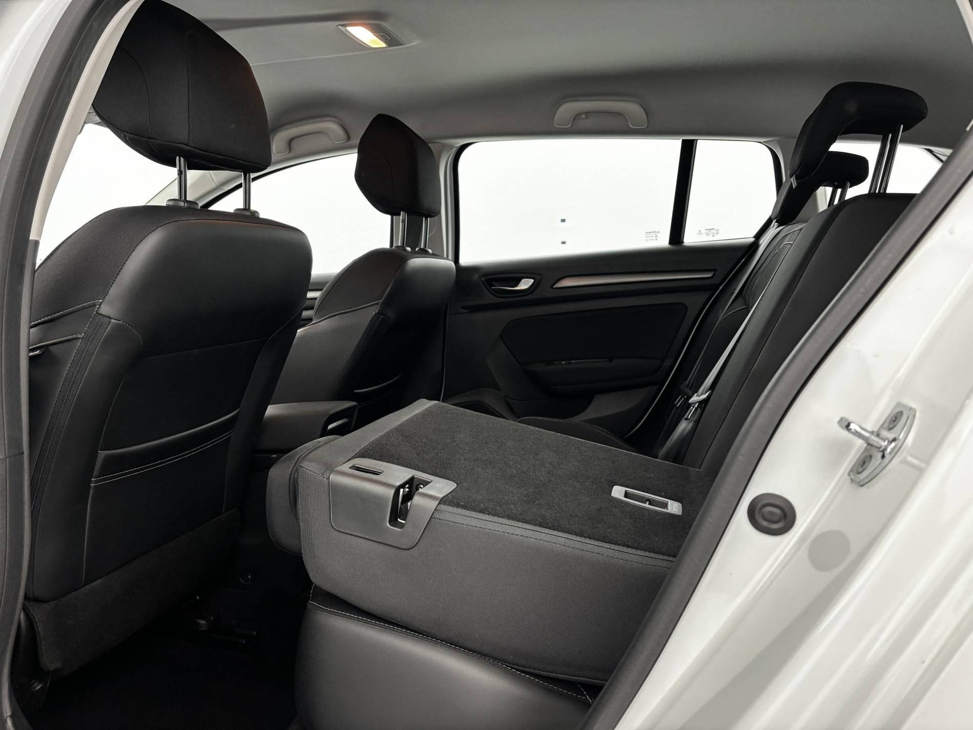 Vente en ligne Renault Megane 4 Estate Mégane IV Estate E-TECH Plug-In Hybride 160 - 21N au prix de 16 590 €