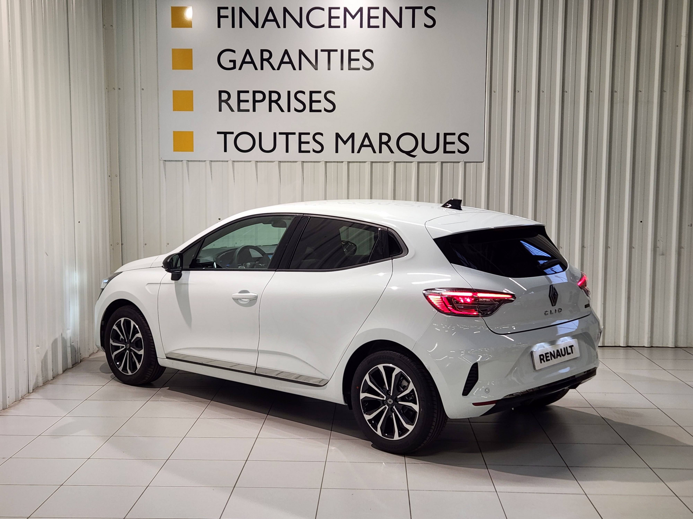 Vente en ligne Renault Clio 5 Clio E-Tech full hybrid 145 ch GSR2 au prix de 22 450 €