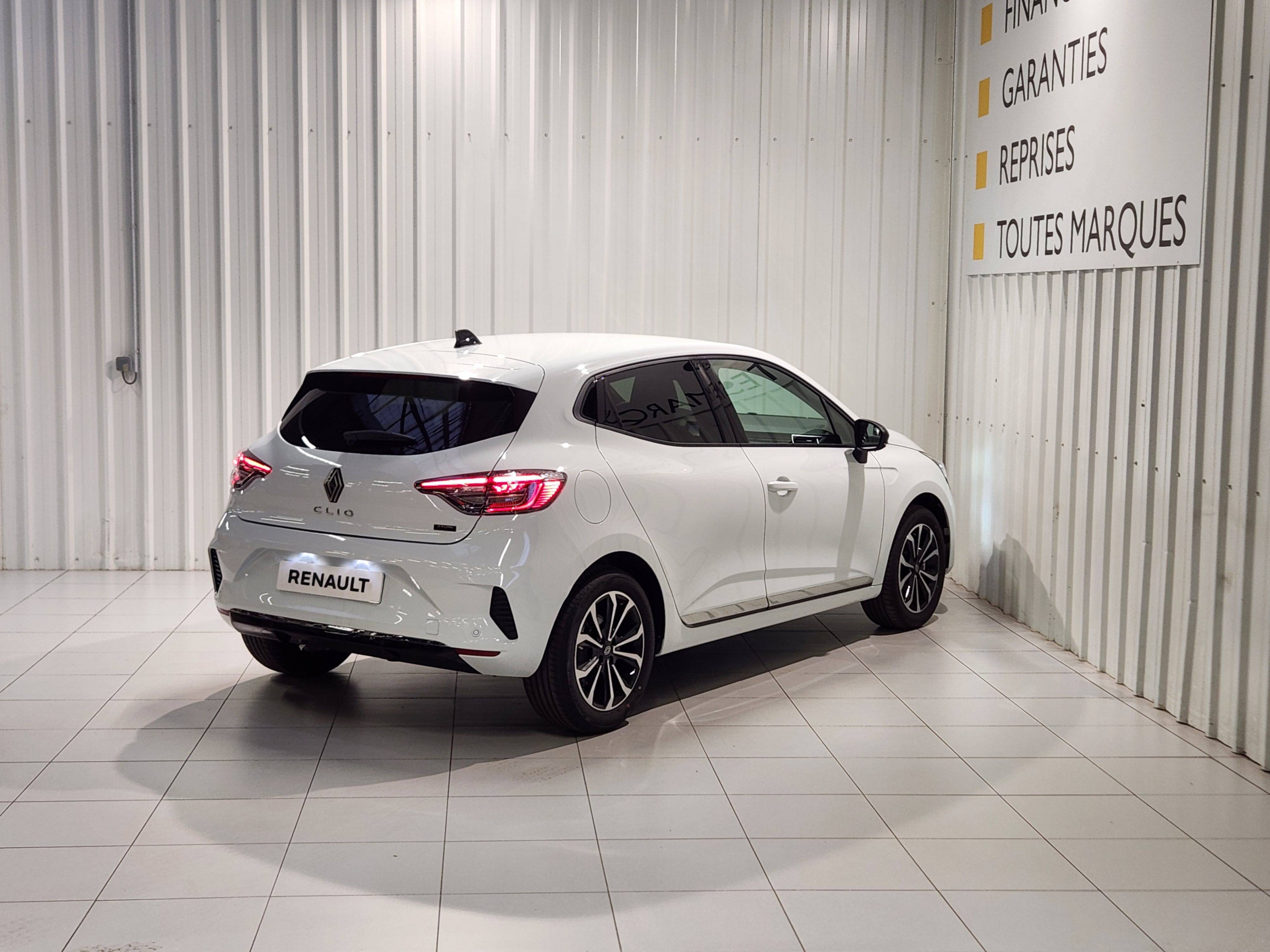 Vente en ligne Renault Clio 5 Clio E-Tech full hybrid 145 ch GSR2 au prix de 22 450 €