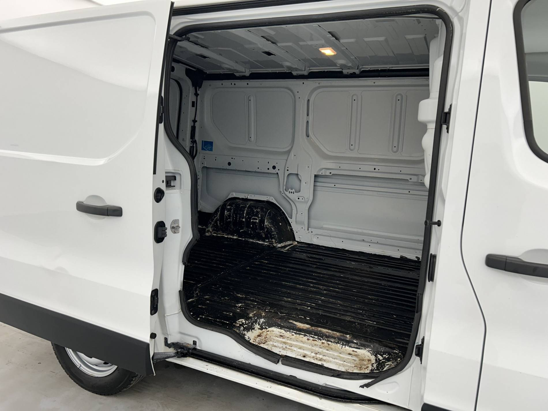 Vente en ligne Renault Trafic 3 Fourgon TRAFIC FGN L1H1 1000 KG DCI 120 E6 au prix de 15 750 €