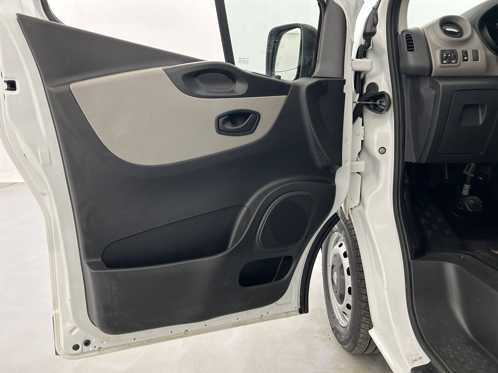 Vente en ligne Renault Trafic 3 Fourgon TRAFIC FGN L1H1 1000 KG DCI 120 E6 au prix de 15 750 €