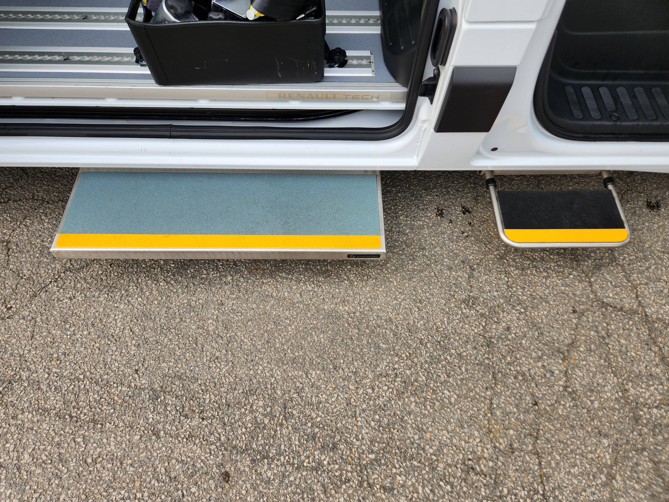 Vente en ligne Renault Master Fourgon MASTER FGN TRAC F3500 L2H2 DCI 135 au prix de 34 660 €