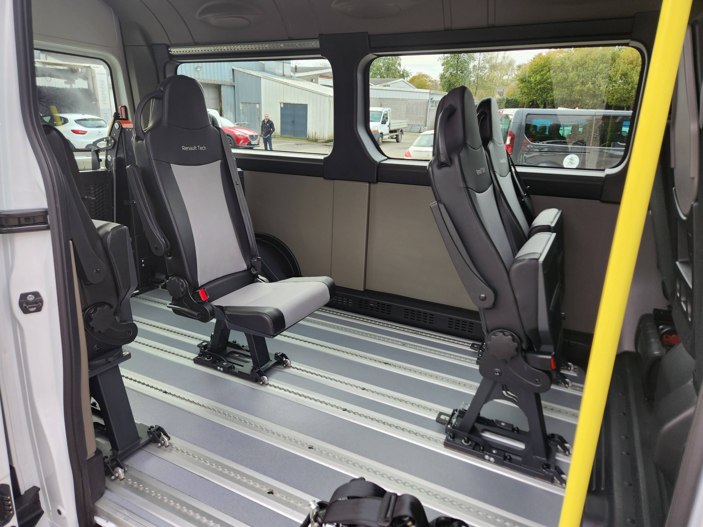 Vente en ligne Renault Master Fourgon MASTER FGN TRAC F3500 L2H2 DCI 135 au prix de 34 660 €