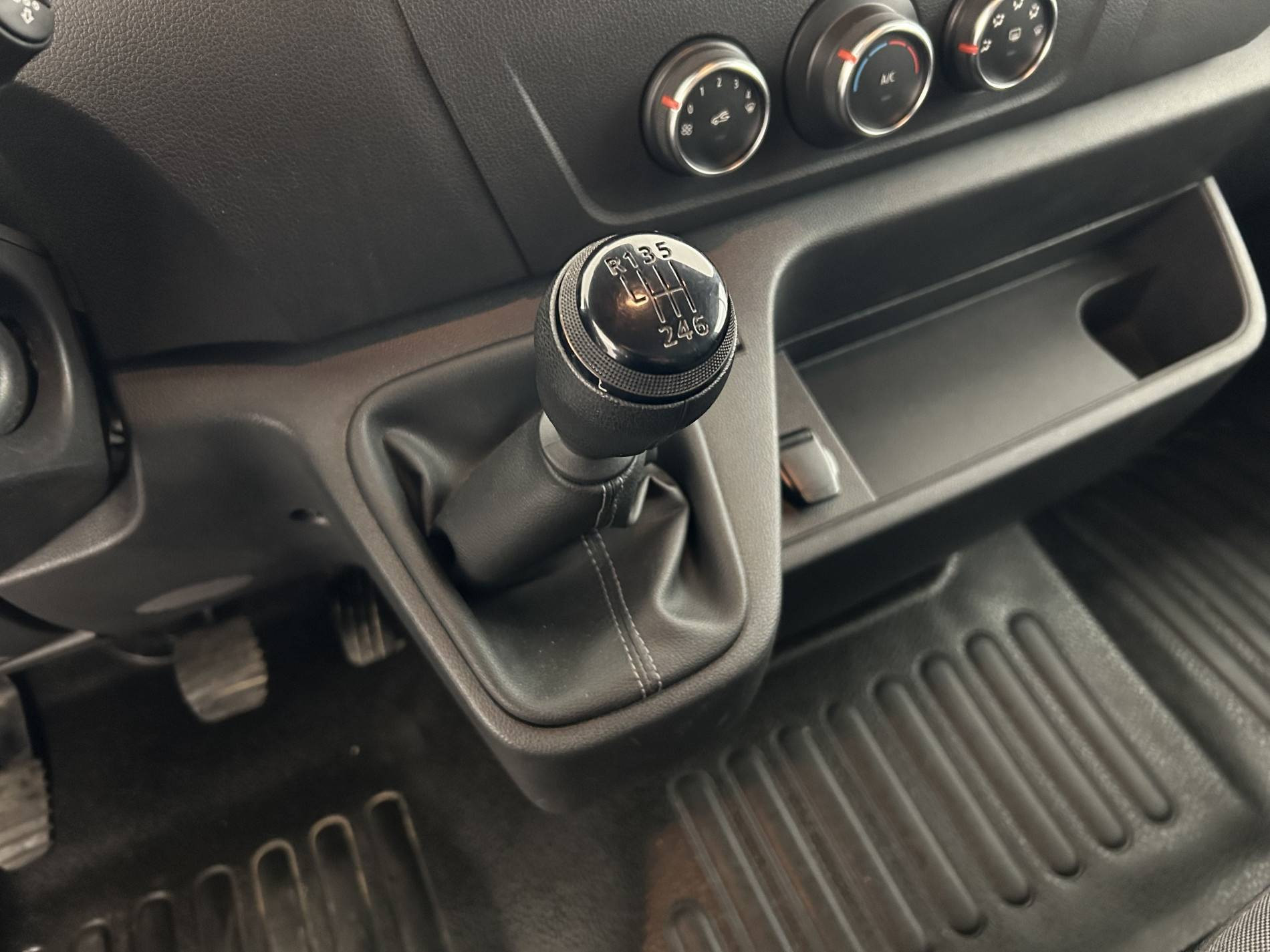 Vente en ligne Renault Master Fourgon MASTER FGN TRAC F3300 L2H2 BLUE DCI 150 au prix de 22 390 €