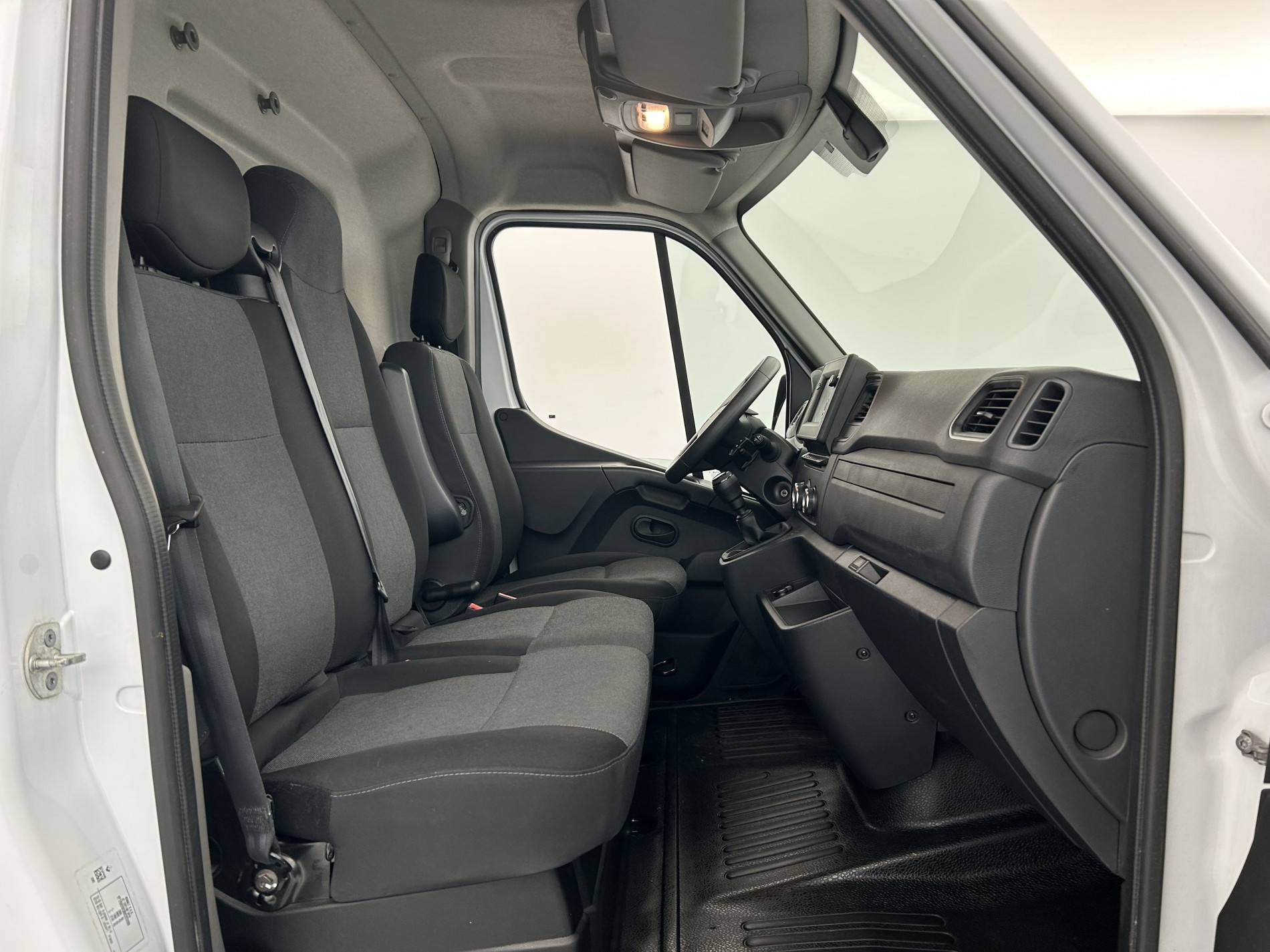 Vente en ligne Renault Master Fourgon MASTER FGN TRAC F3300 L2H2 BLUE DCI 150 au prix de 22 390 €