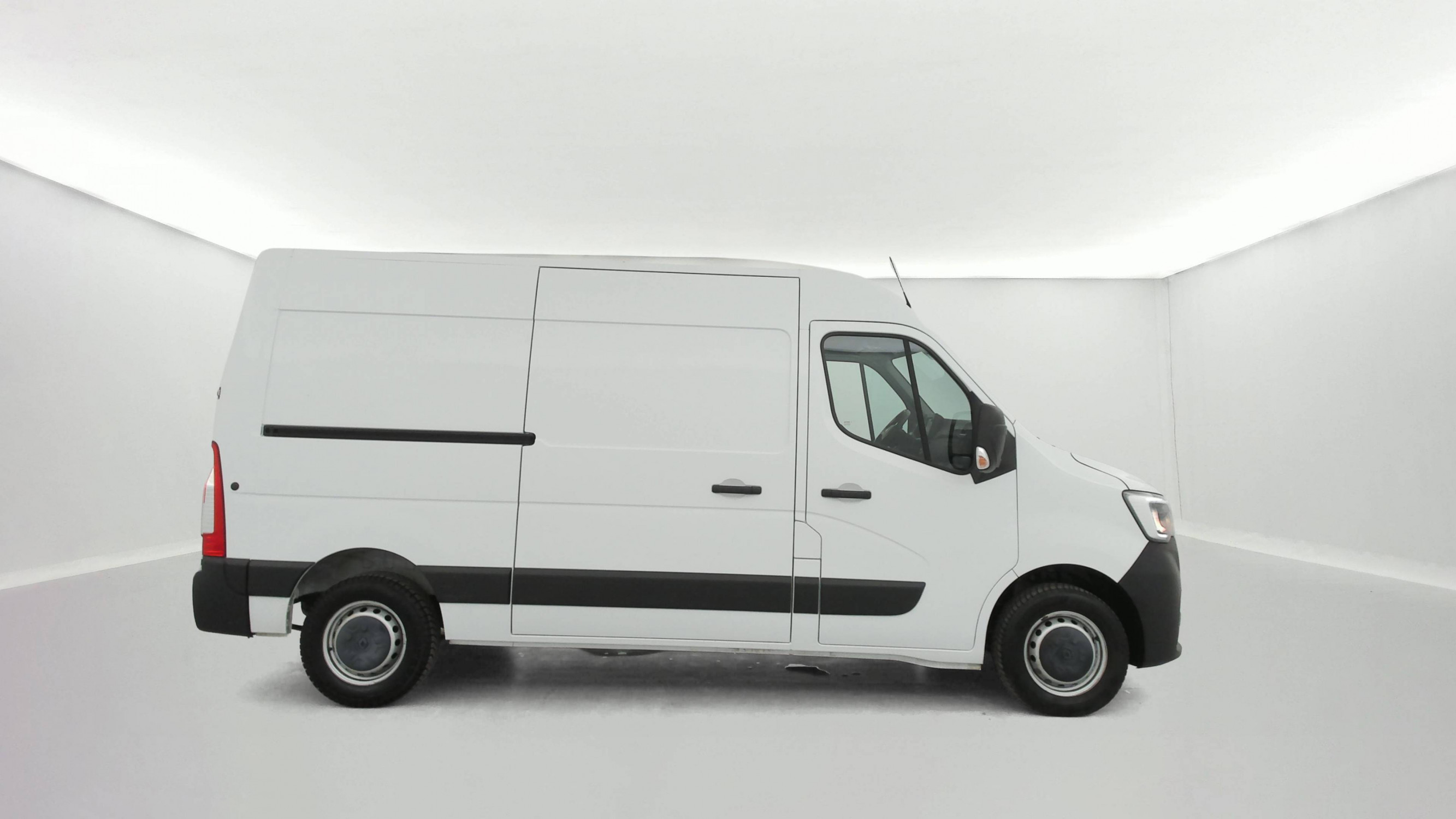 Vente en ligne Renault Master Fourgon MASTER FGN TRAC F3300 L2H2 BLUE DCI 150 au prix de 22 390 €