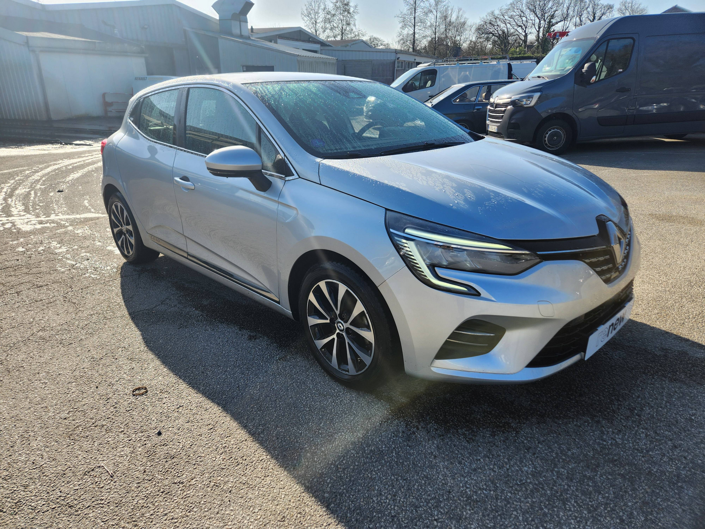 Vente en ligne Renault Clio 5 Clio E-Tech 140 - 21N au prix de 16 499 €