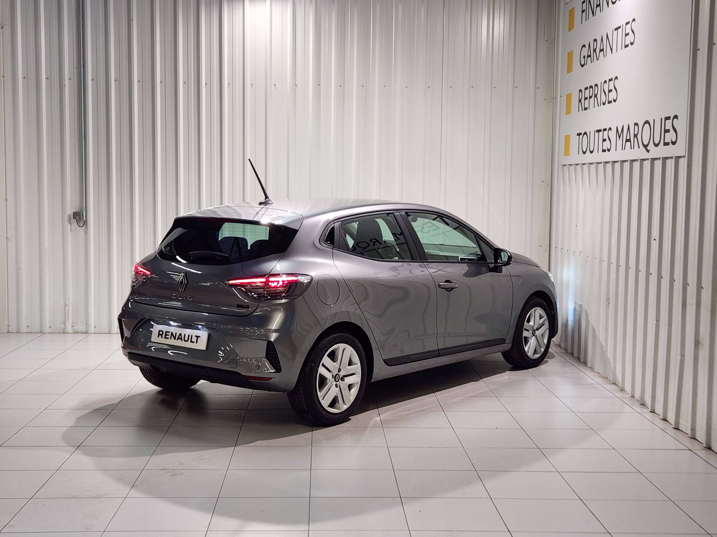 Vente en ligne Renault Clio 5 Clio E-Tech full hybrid 145 ch GSR2 au prix de 21 690 €