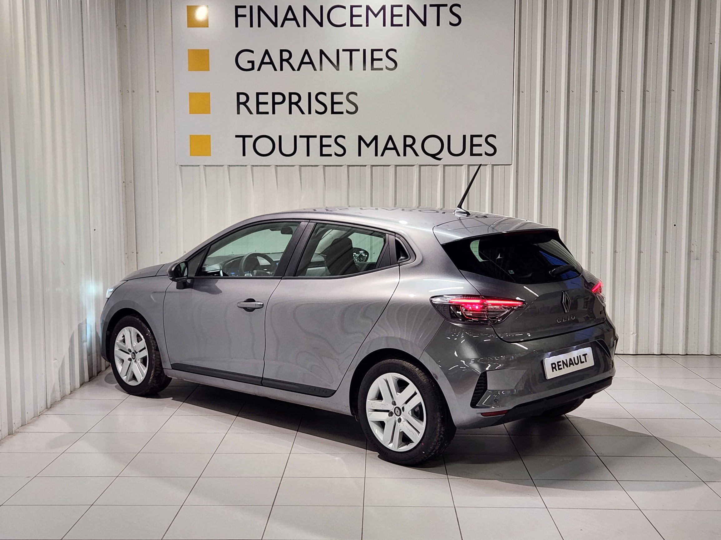 Vente en ligne Renault Clio 5 Clio E-Tech full hybrid 145 ch GSR2 au prix de 21 690 €