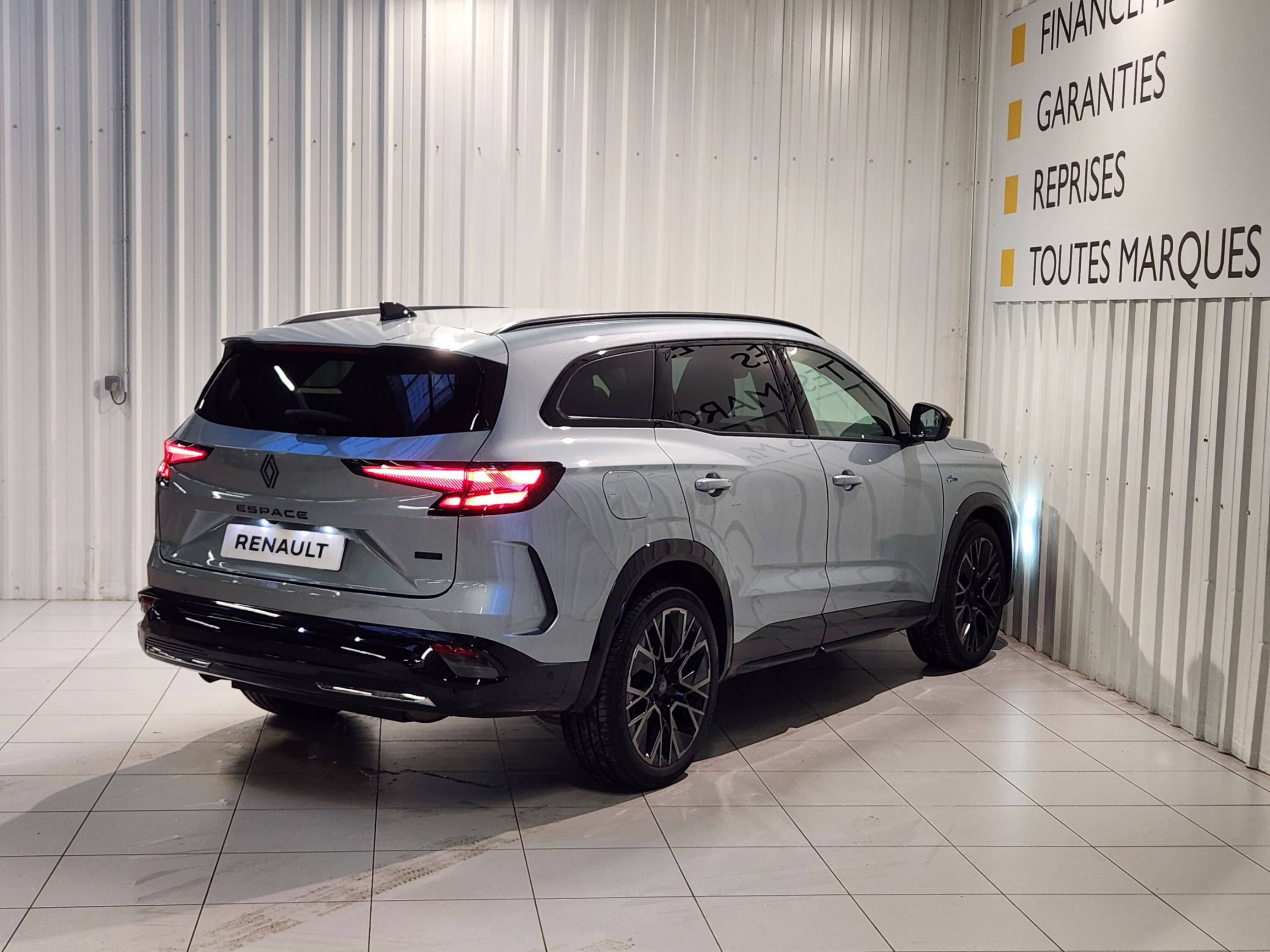 Vente en ligne Renault Espace Espace full hybrid E-Tech 200 ch 7pl au prix de 43 990 €
