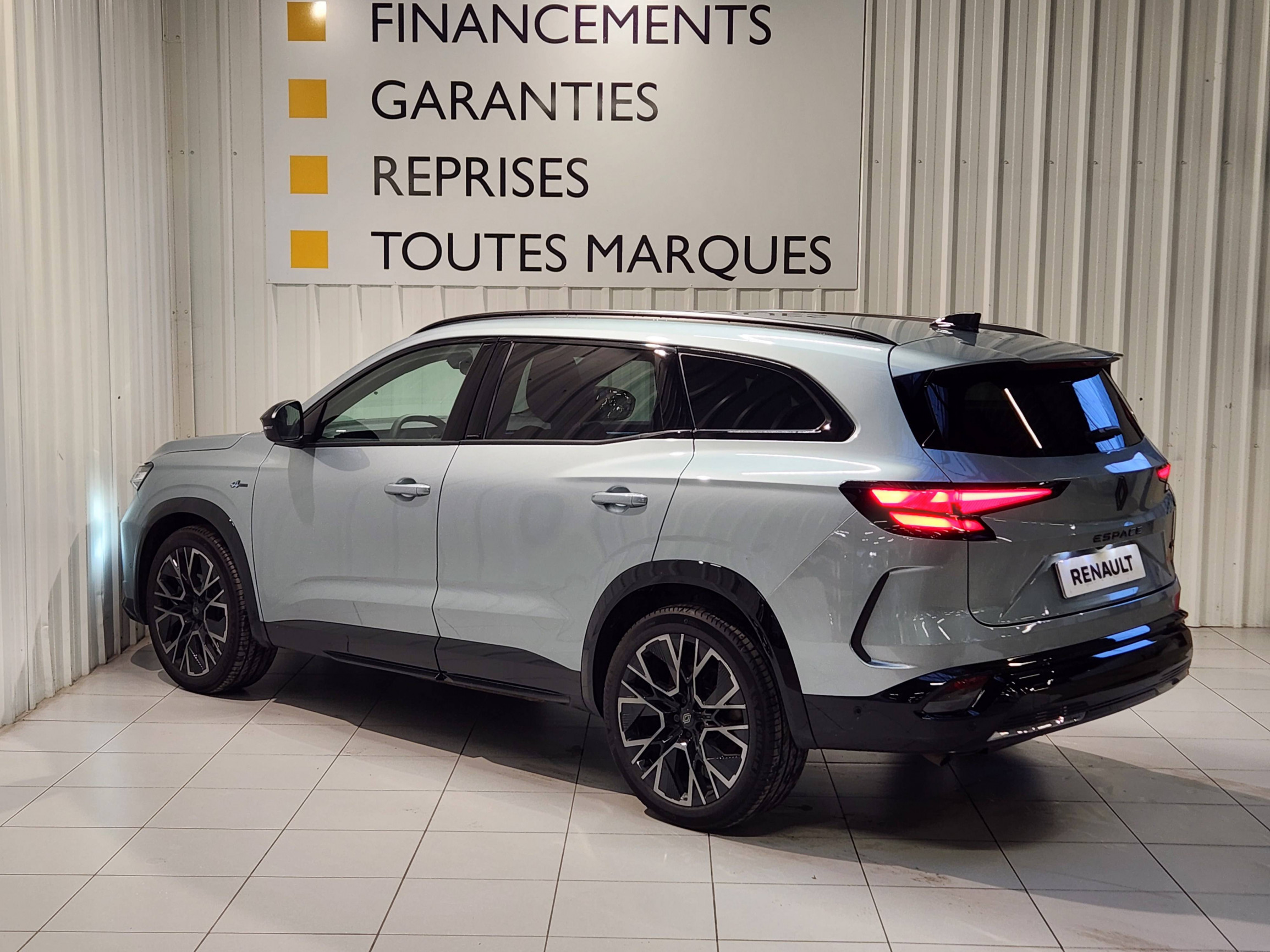 Vente en ligne Renault Espace Espace full hybrid E-Tech 200 ch 7pl au prix de 43 990 €