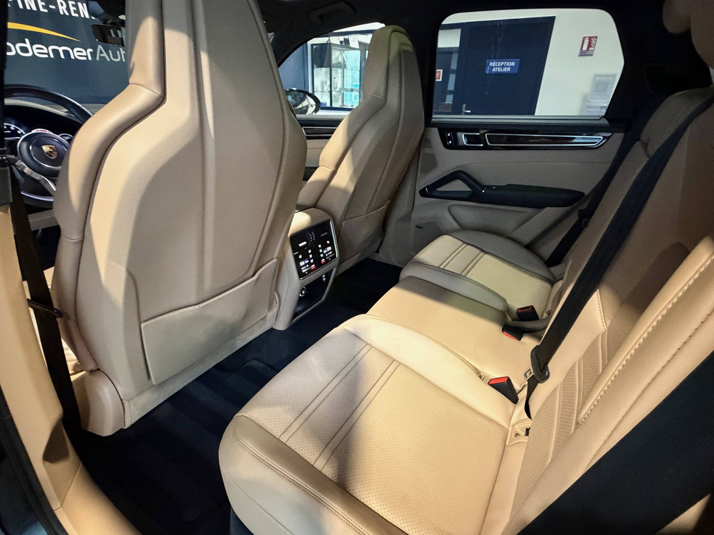 Vente en ligne Porsche Cayenne  E-Hybrid 3.0 V6 462 ch Tiptronic BVA au prix de 69 990 €