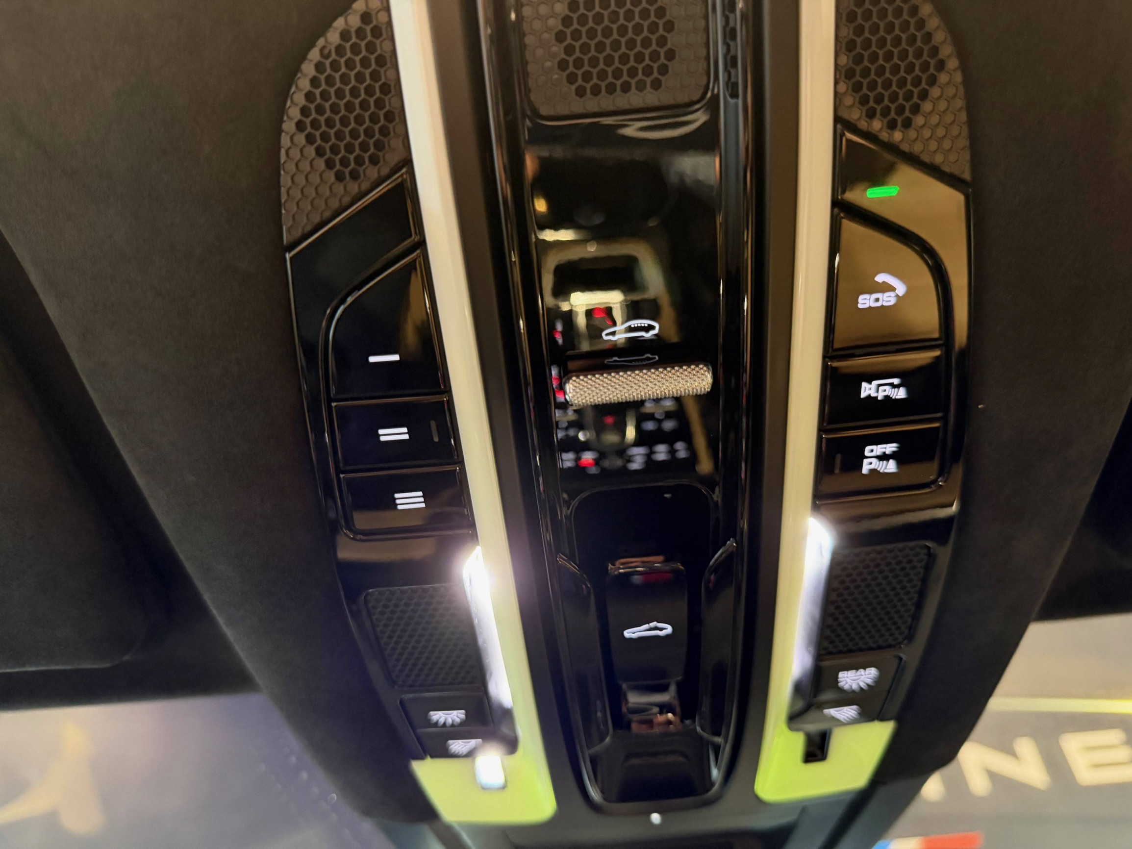 Vente en ligne Porsche Cayenne  E-Hybrid 3.0 V6 462 ch Tiptronic BVA au prix de 69 990 €