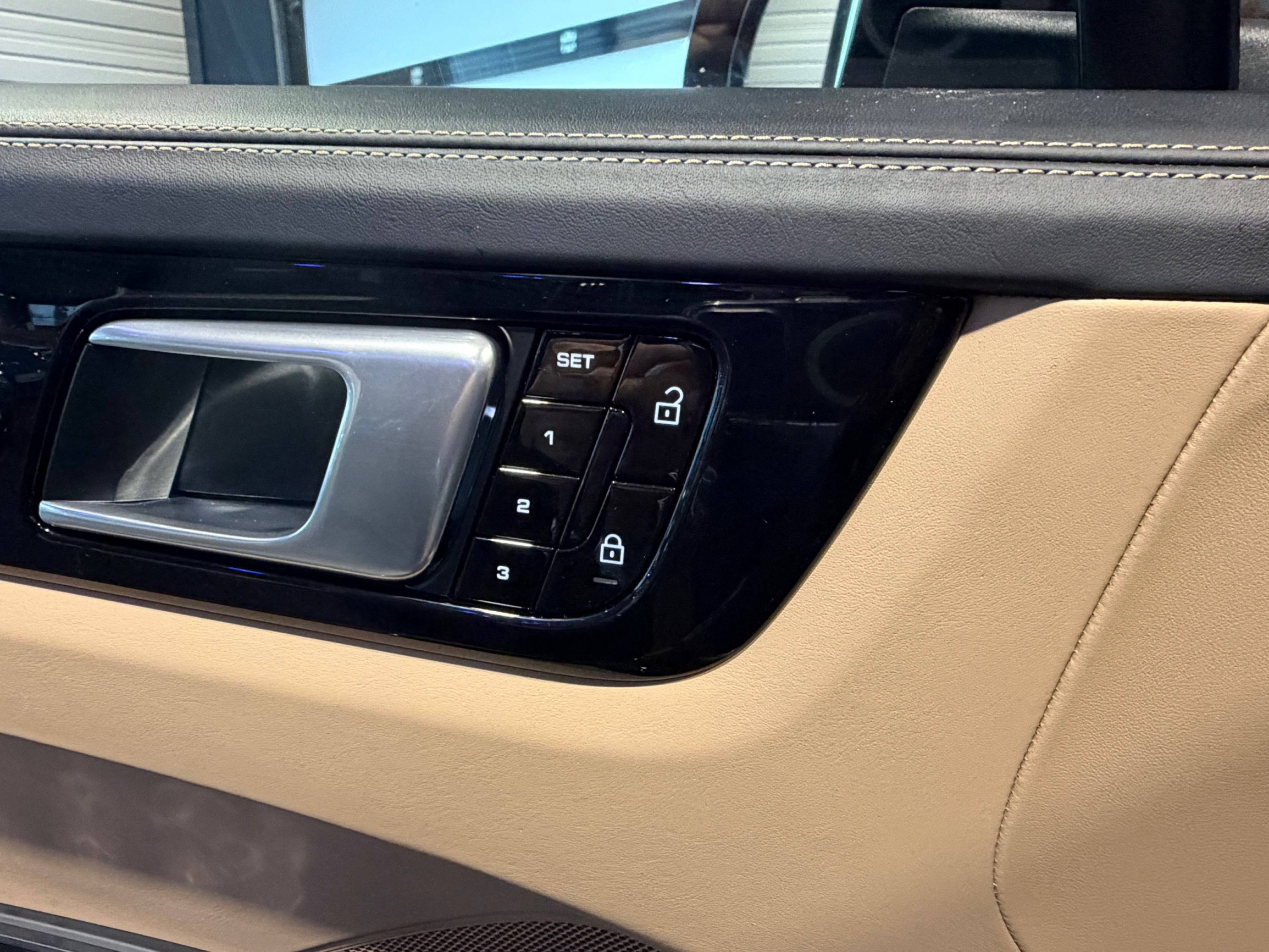 Vente en ligne Porsche Cayenne  E-Hybrid 3.0 V6 462 ch Tiptronic BVA au prix de 69 990 €