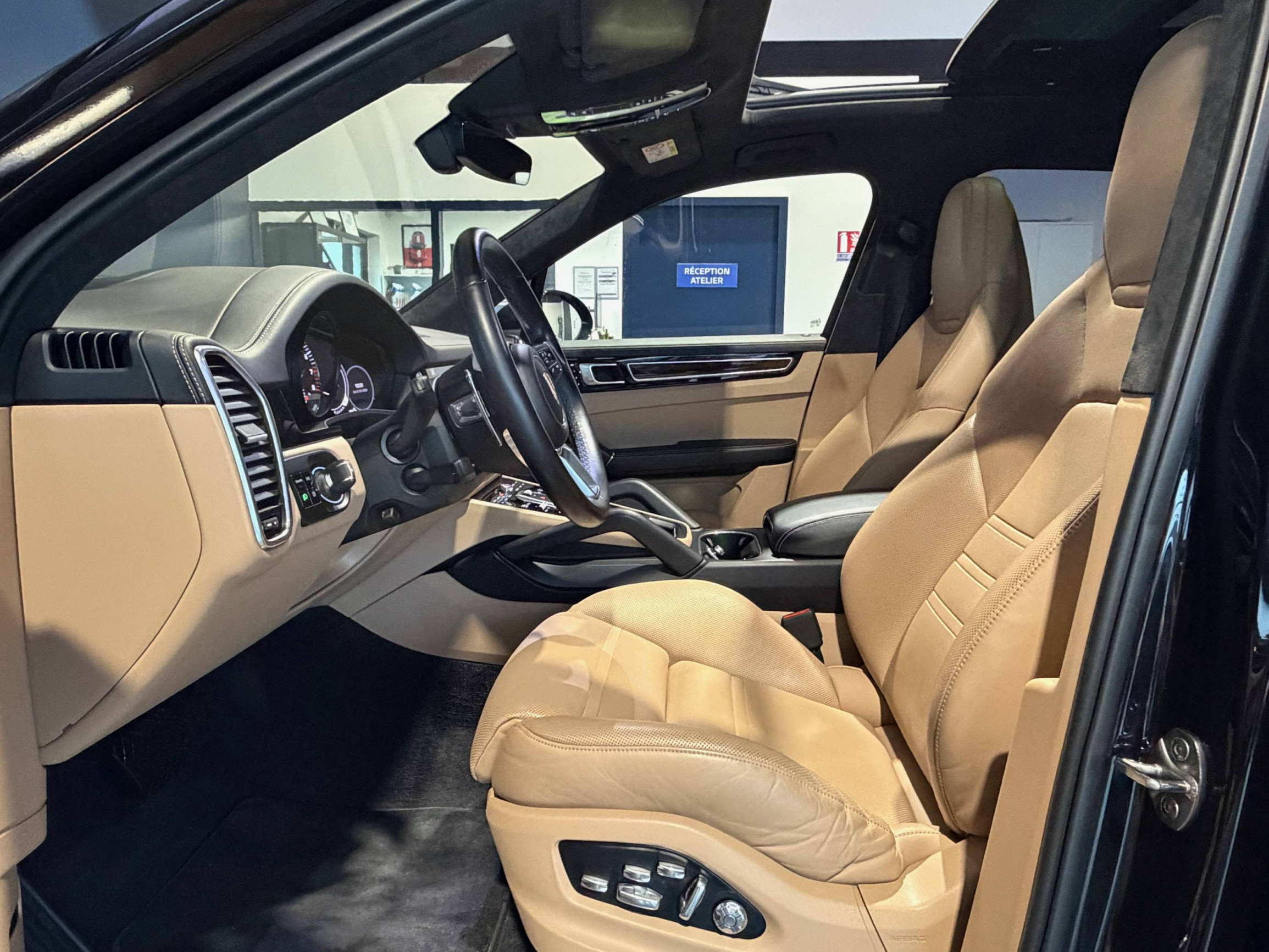 Vente en ligne Porsche Cayenne  E-Hybrid 3.0 V6 462 ch Tiptronic BVA au prix de 69 990 €