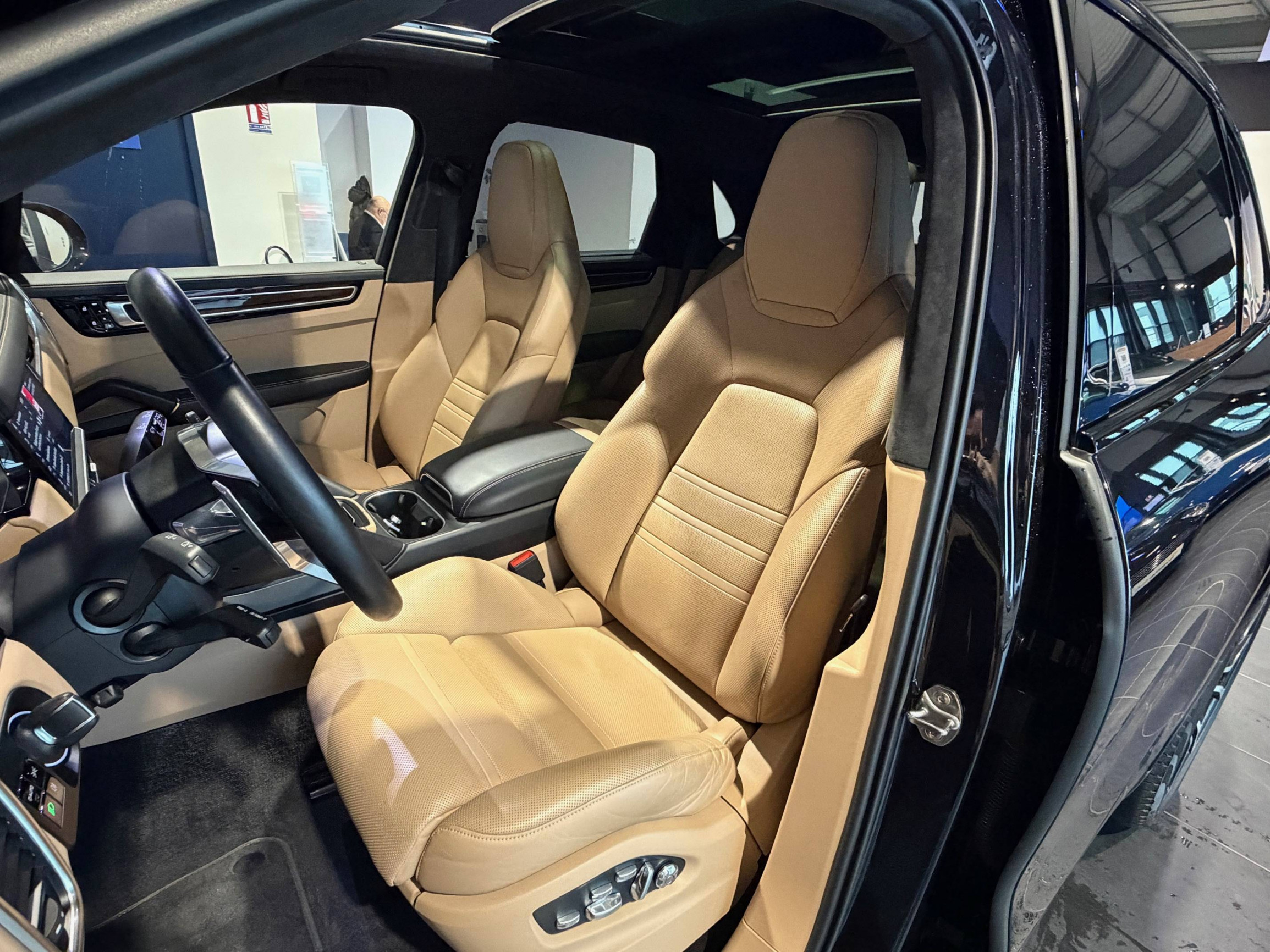 Vente en ligne Porsche Cayenne  E-Hybrid 3.0 V6 462 ch Tiptronic BVA au prix de 69 990 €