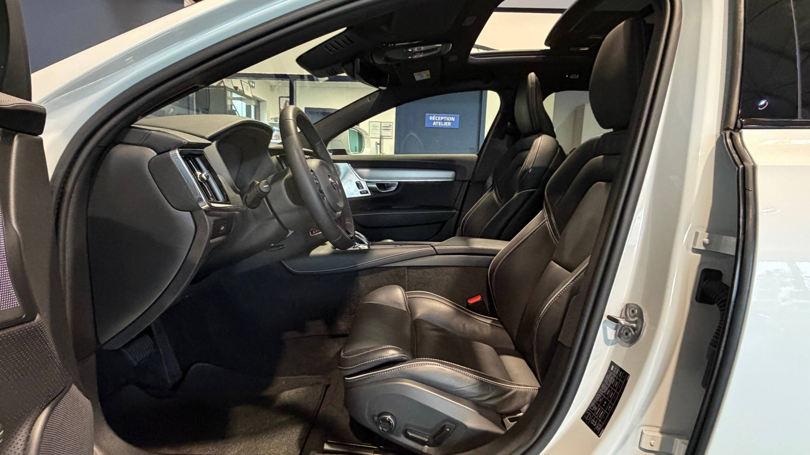 Vente en ligne Volvo V90  D4 AWD 190 ch Geartronic 8 au prix de 53 990 €