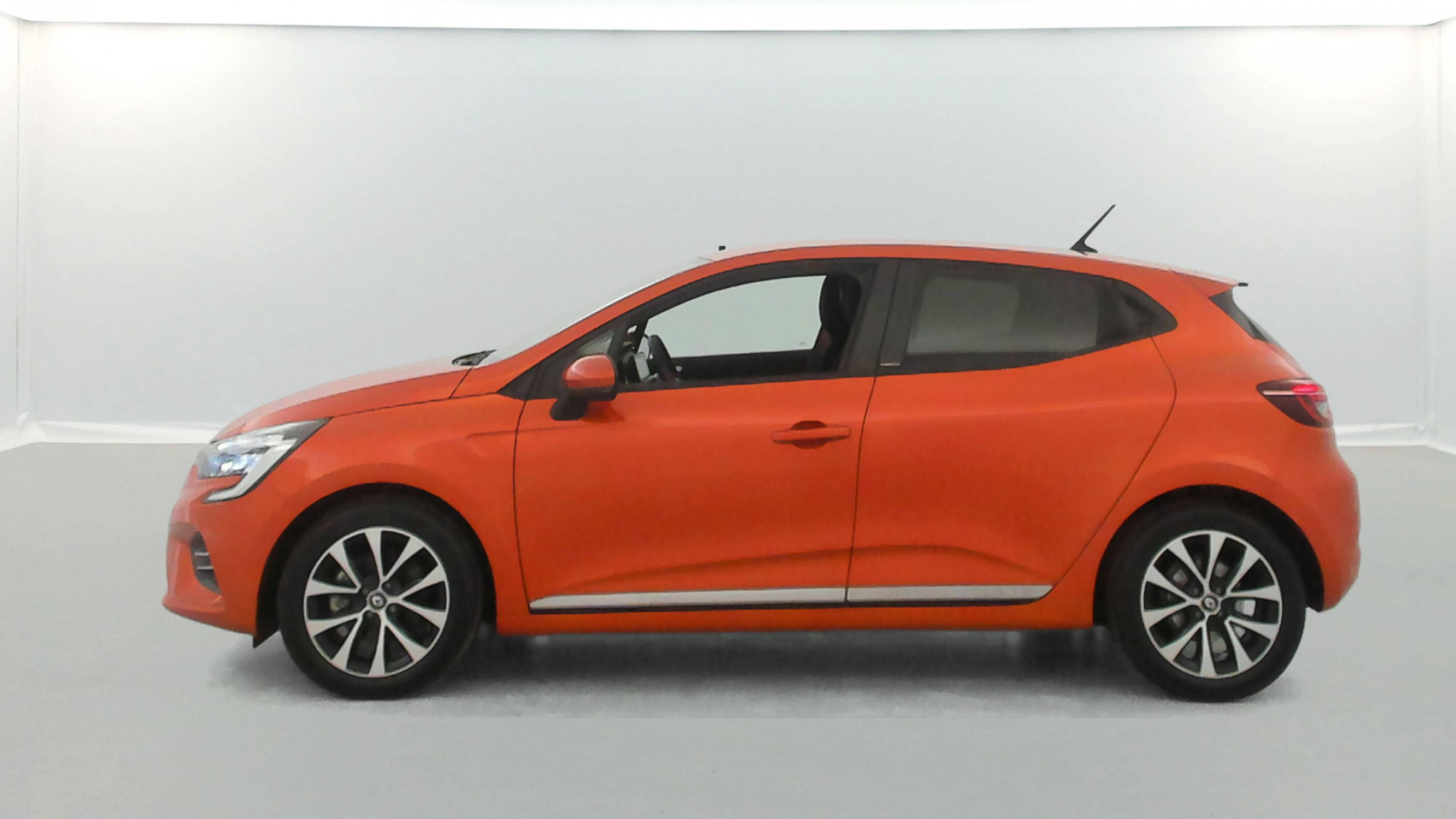 Vente en ligne Renault Clio 5 Clio E-Tech 140 au prix de 15 990 €