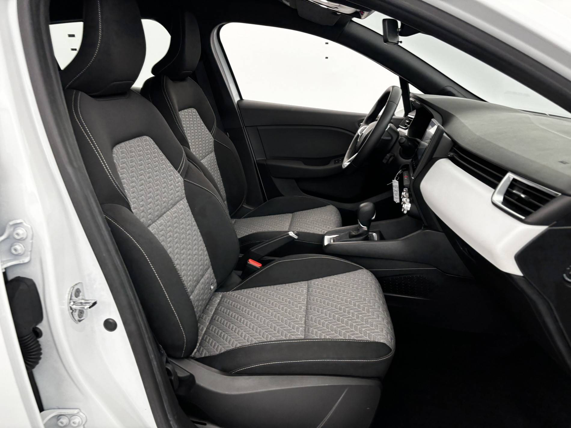 Vente en ligne Renault Clio 5 Clio E-Tech 140 - 21N au prix de 15 690 €