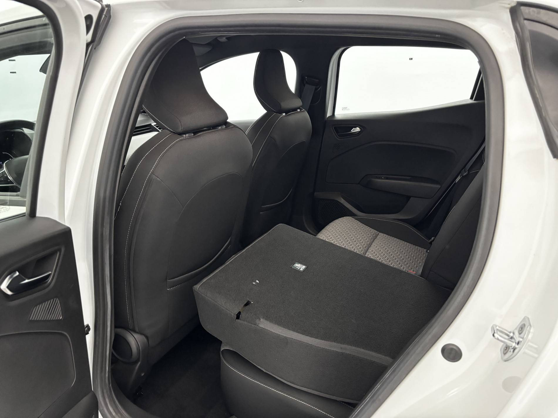 Vente en ligne Renault Clio 5 Clio E-Tech 140 - 21N au prix de 15 690 €