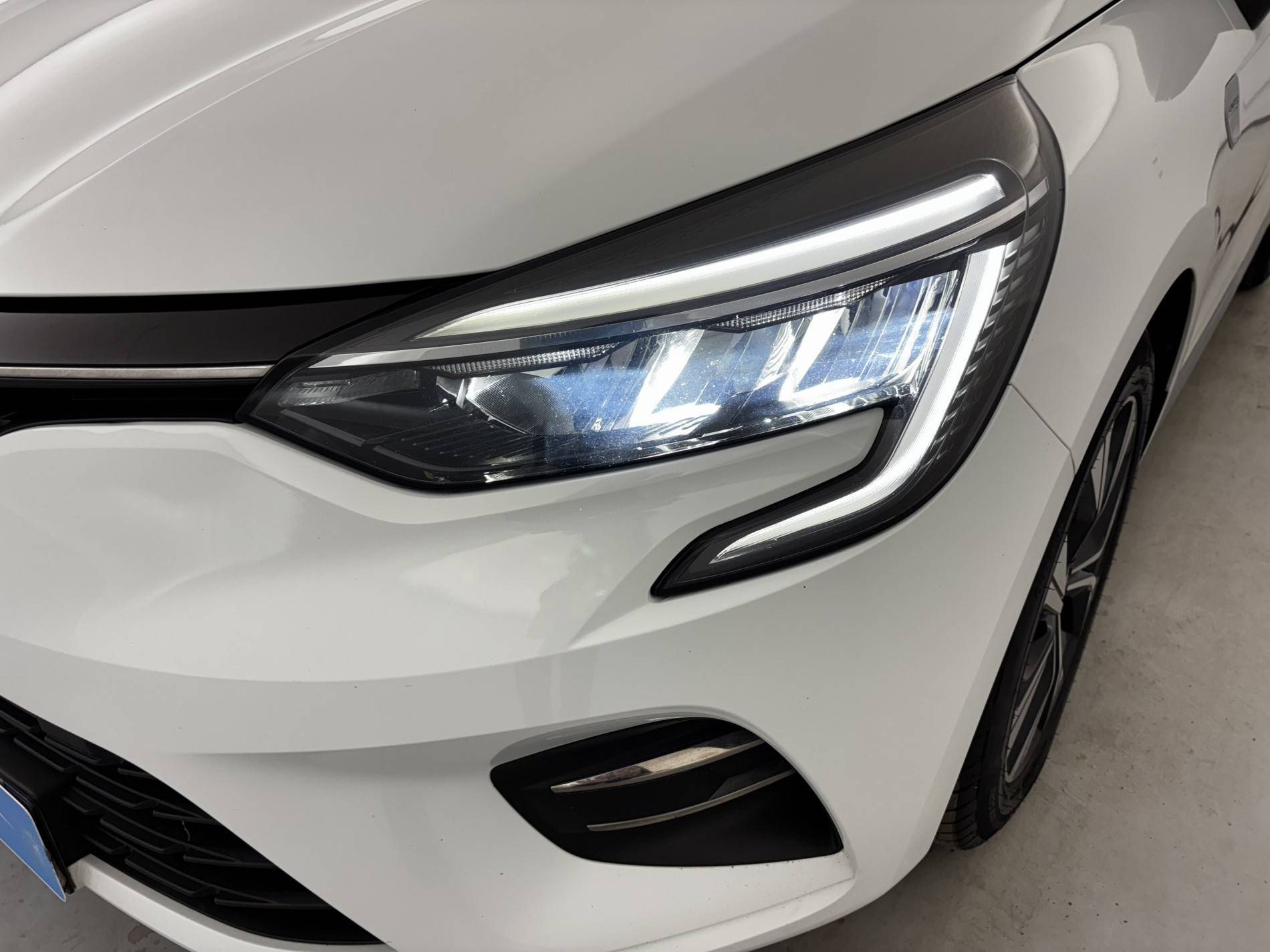 Vente en ligne Renault Clio 5 Clio E-Tech 140 - 21N au prix de 15 690 €