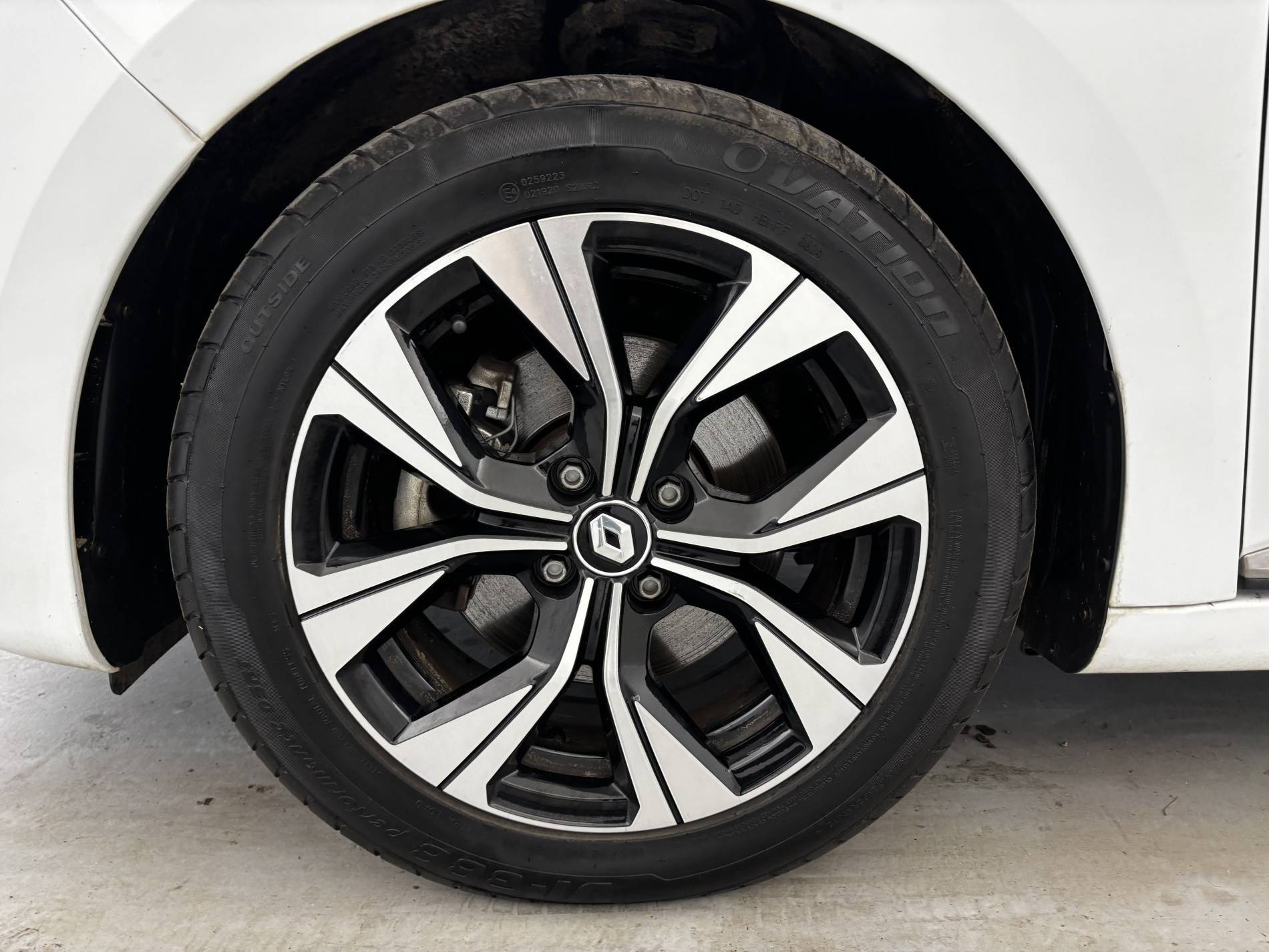 Vente en ligne Renault Clio 5 Clio E-Tech 140 - 21N au prix de 15 690 €