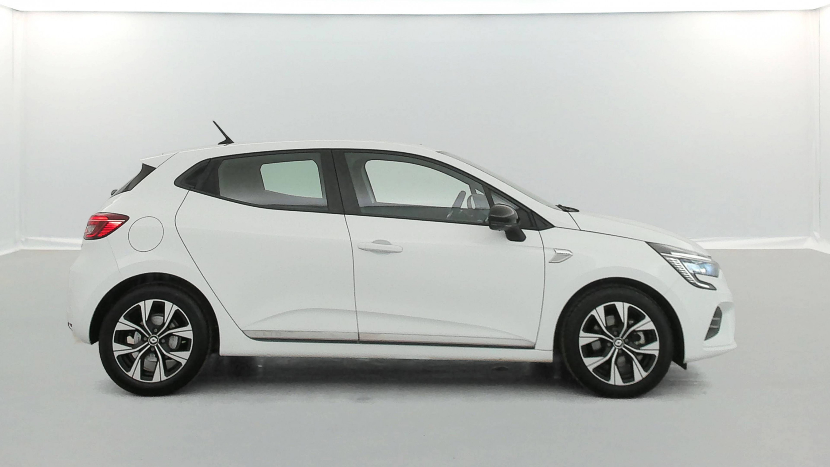 Vente en ligne Renault Clio 5 Clio E-Tech 140 - 21N au prix de 15 690 €