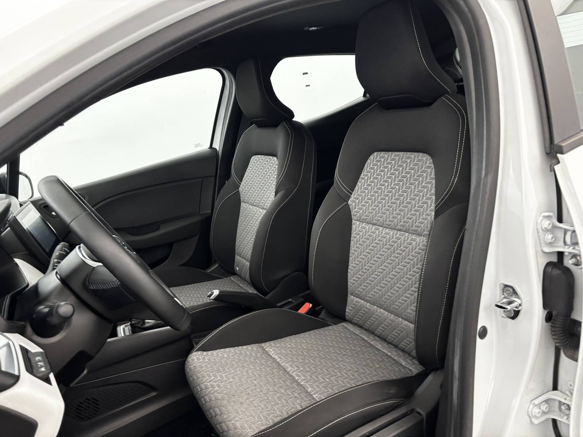 Vente en ligne Renault Clio 5 Clio E-Tech 140 - 21N au prix de 15 690 €