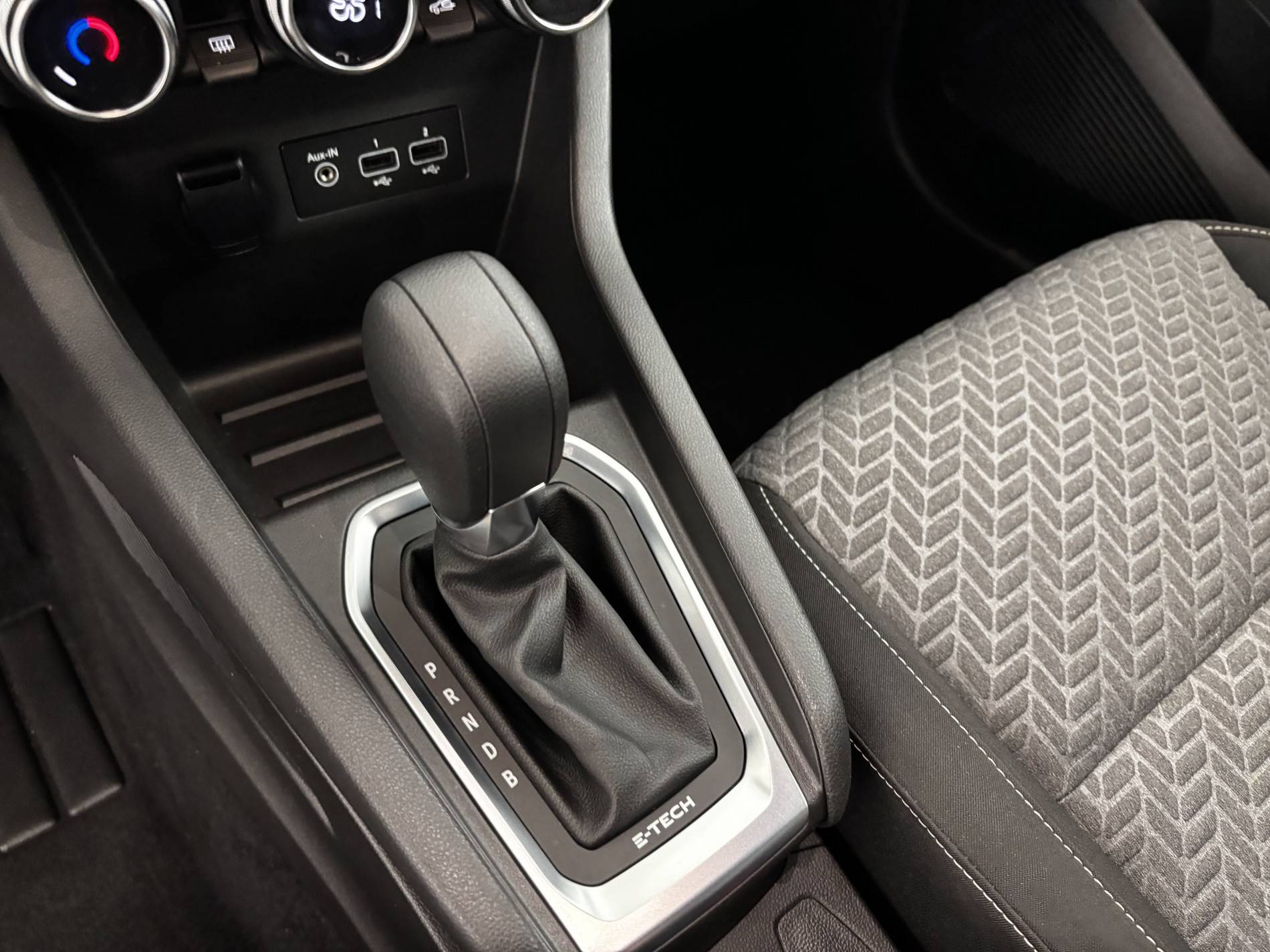 Vente en ligne Renault Clio 5 Clio E-Tech 140 - 21N au prix de 15 690 €