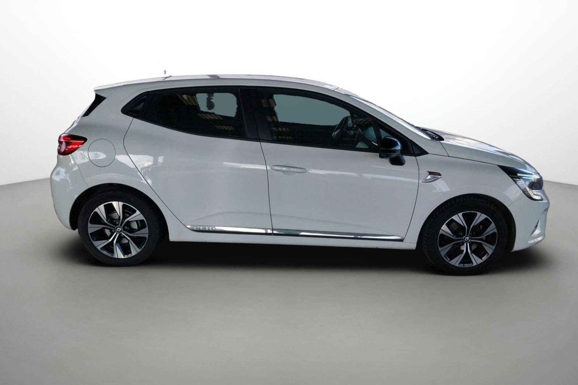 Vente en ligne Renault Clio 5 Clio E-Tech 140 - 21N au prix de 15 990 €