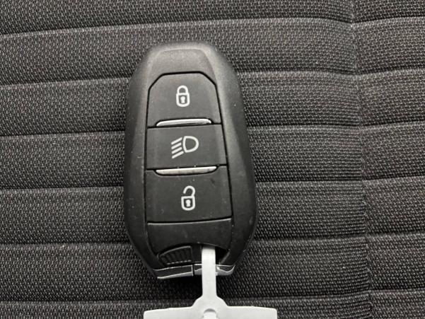 Vente en ligne Peugeot E-208  50 kWh 136ch au prix de 16 490 €