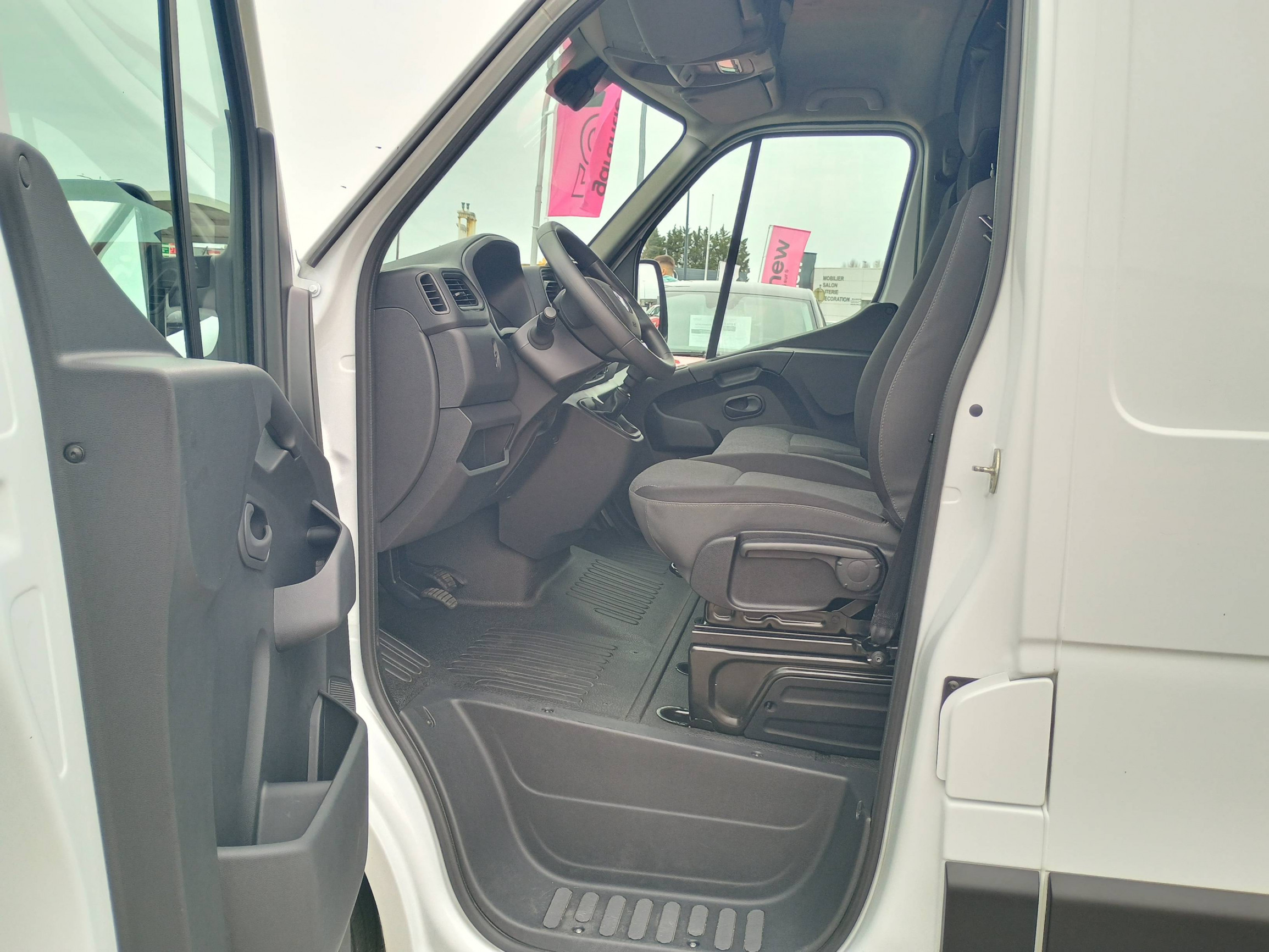 Vente en ligne Renault Master Fourgon MASTER FGN TRAC F3500 L2H3 DCI 135 au prix de 23 990 €
