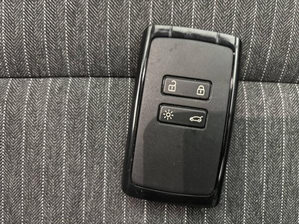 Vente en ligne Renault Clio 5 Clio E-Tech 140 - 21N au prix de 17 490 €