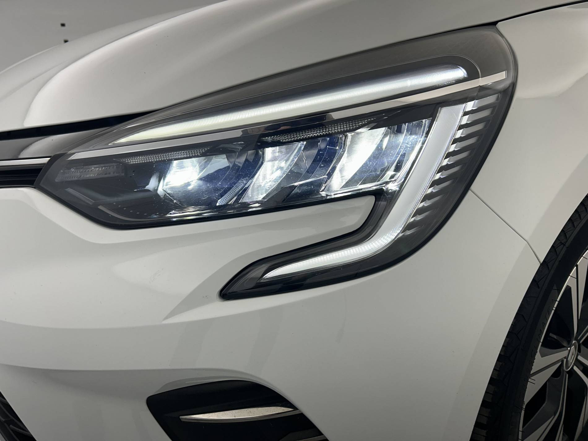 Vente en ligne Renault Clio 5 Clio E-Tech 140 - 21N au prix de 15 790 €