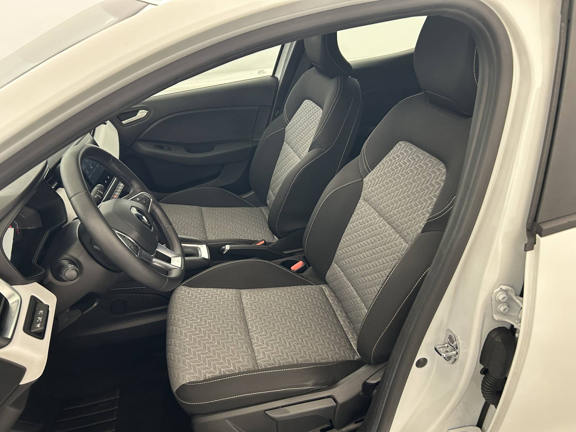 Vente en ligne Renault Clio 5 Clio E-Tech 140 - 21N au prix de 15 790 €