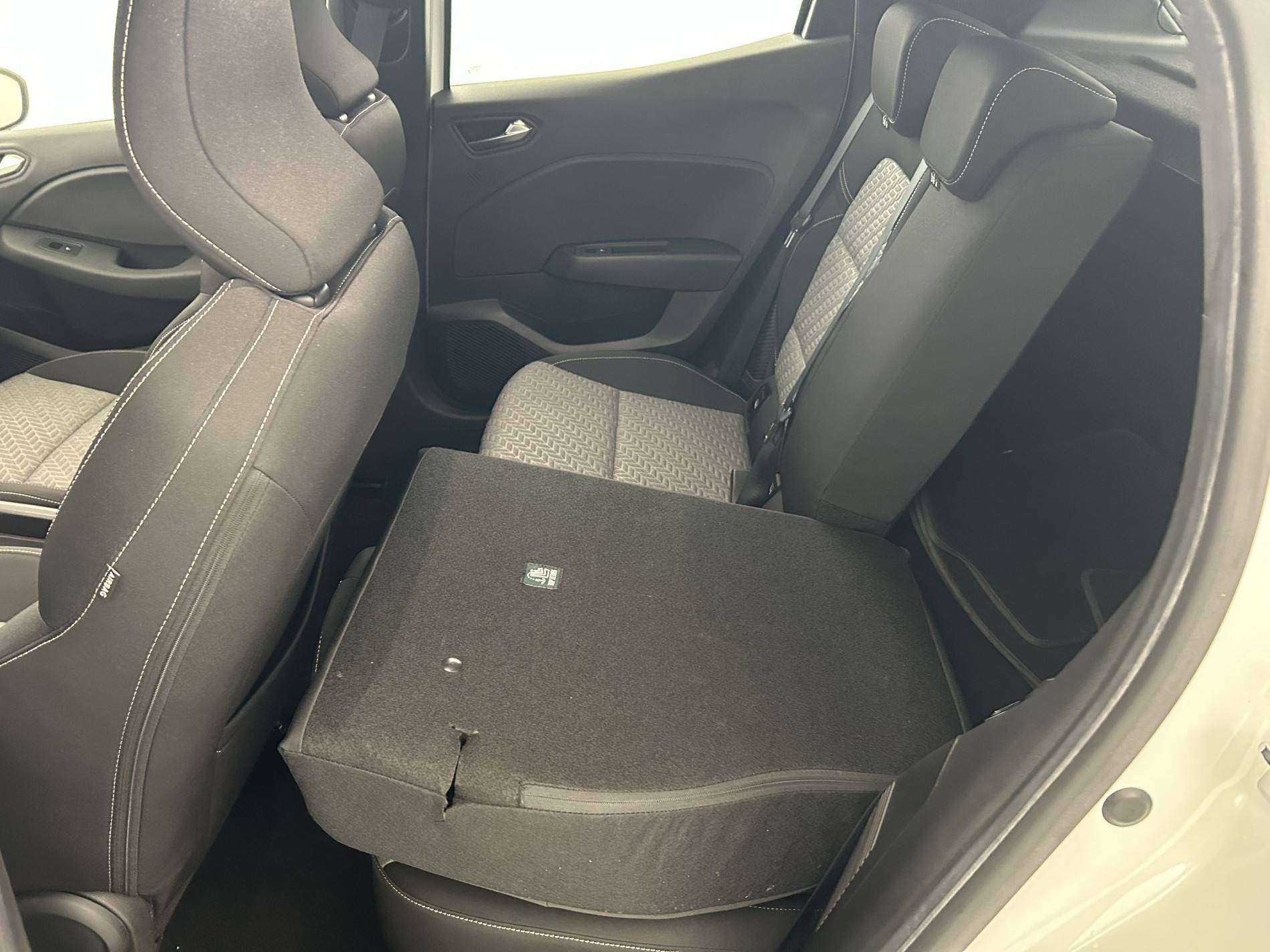 Vente en ligne Renault Clio 5 Clio E-Tech 140 - 21N au prix de 15 790 €