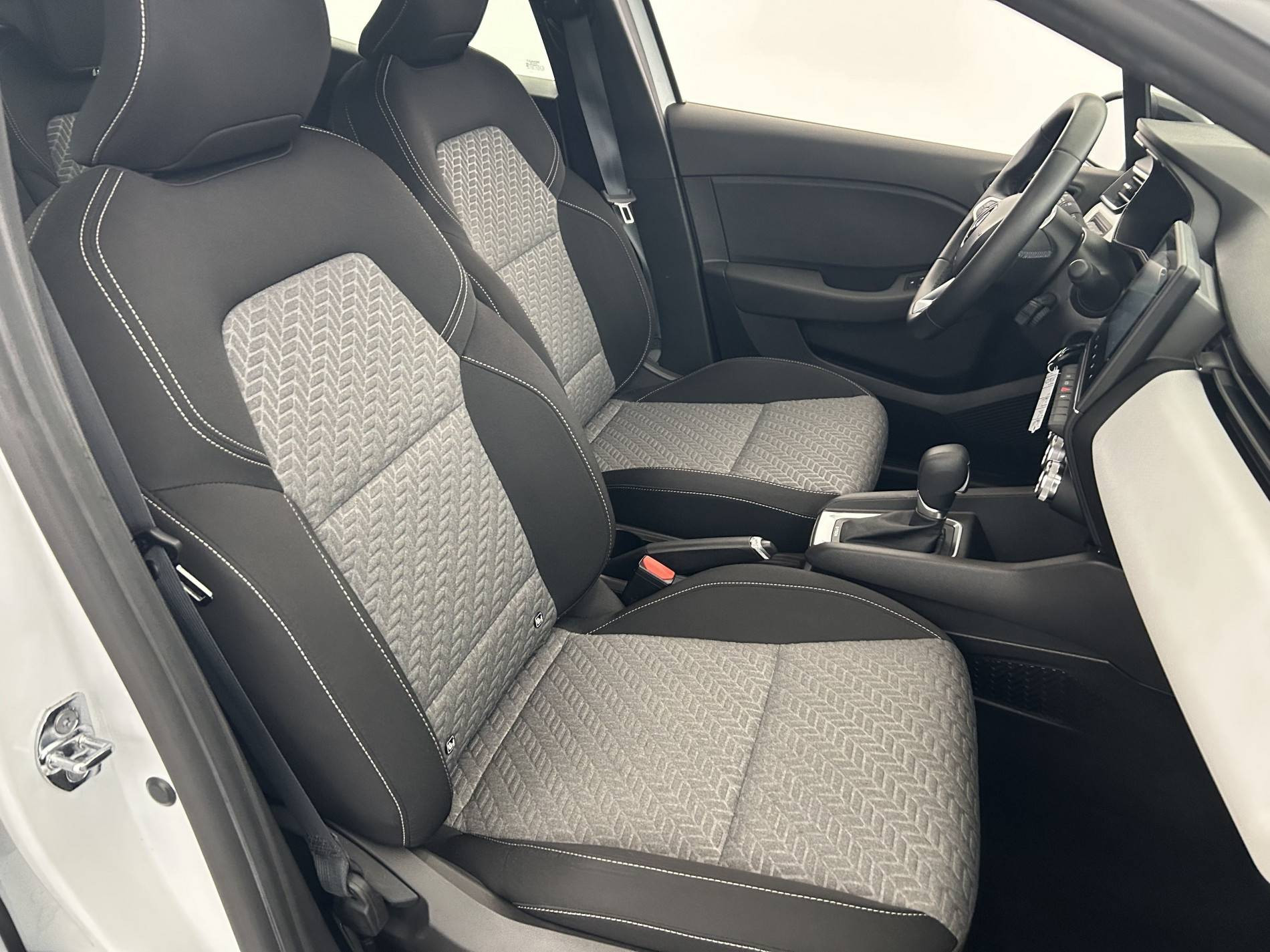 Vente en ligne Renault Clio 5 Clio E-Tech 140 - 21N au prix de 15 790 €