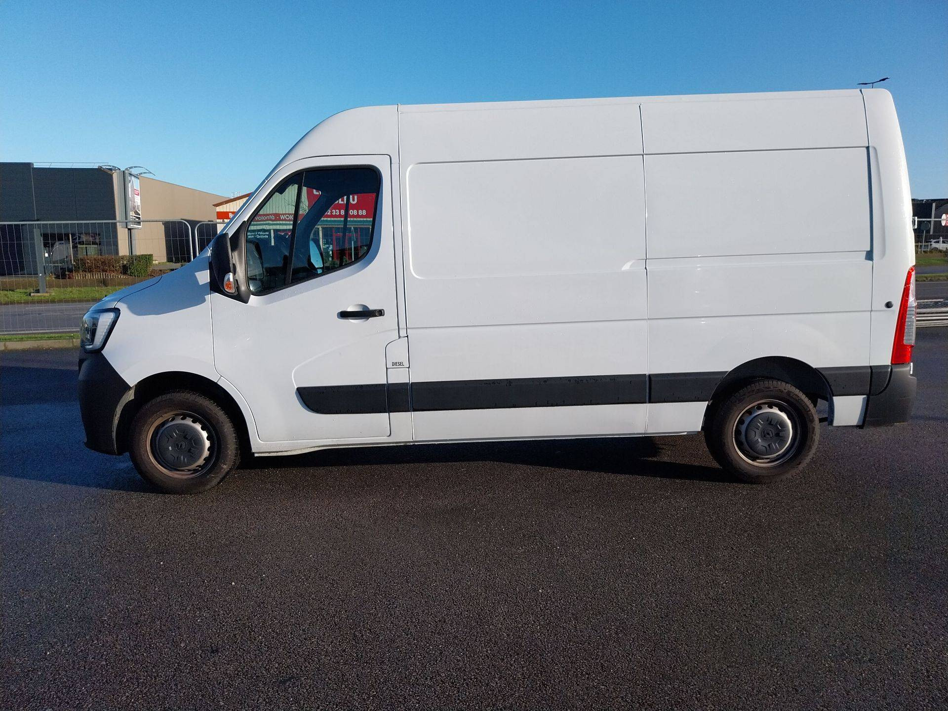 Vente en ligne Renault Master Fourgon MASTER FGN TRAC F3500 L2H2 BLUE DCI 135 au prix de 24 690 €