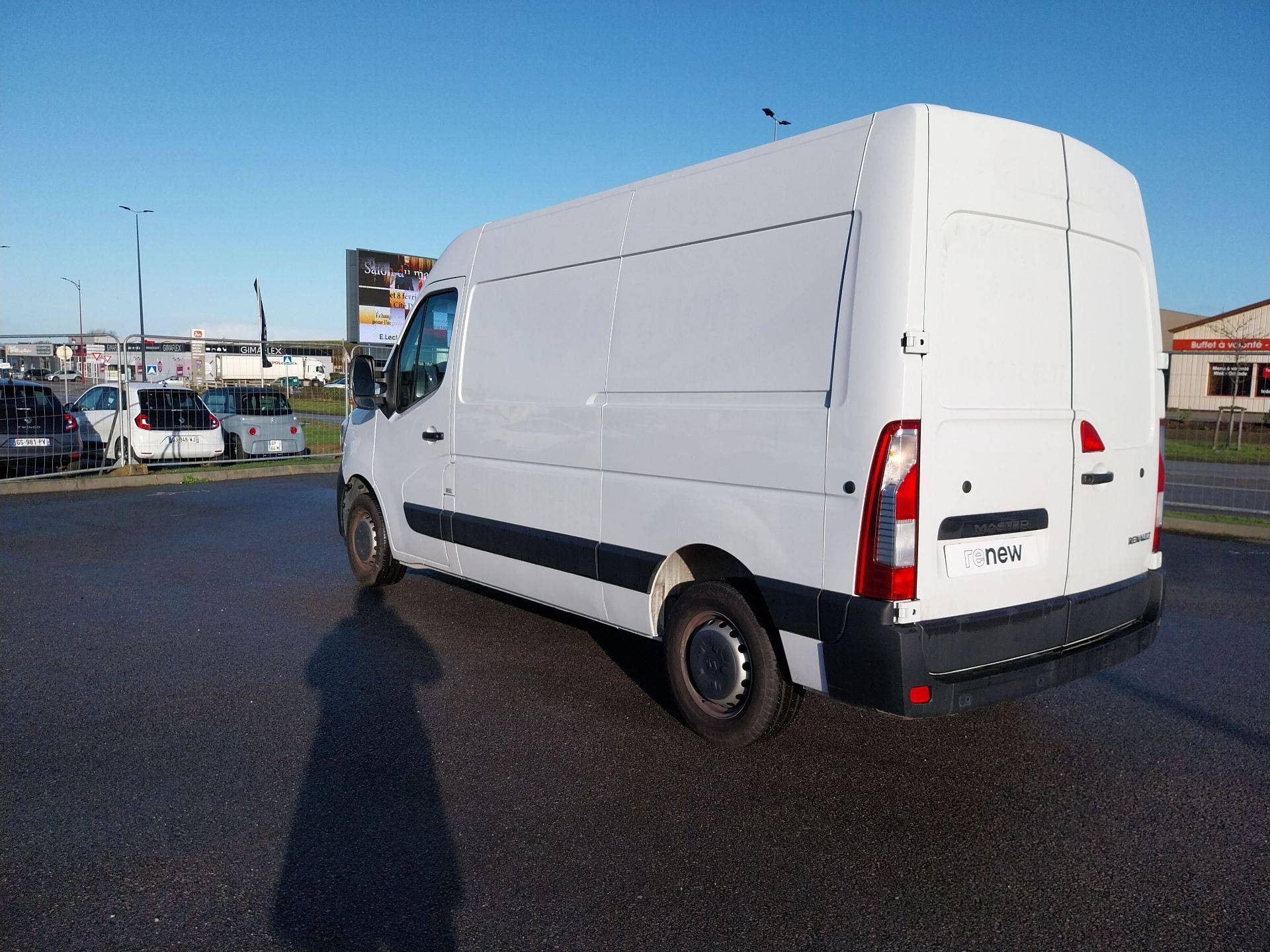 Vente en ligne Renault Master Fourgon MASTER FGN TRAC F3500 L2H2 BLUE DCI 135 au prix de 24 690 €